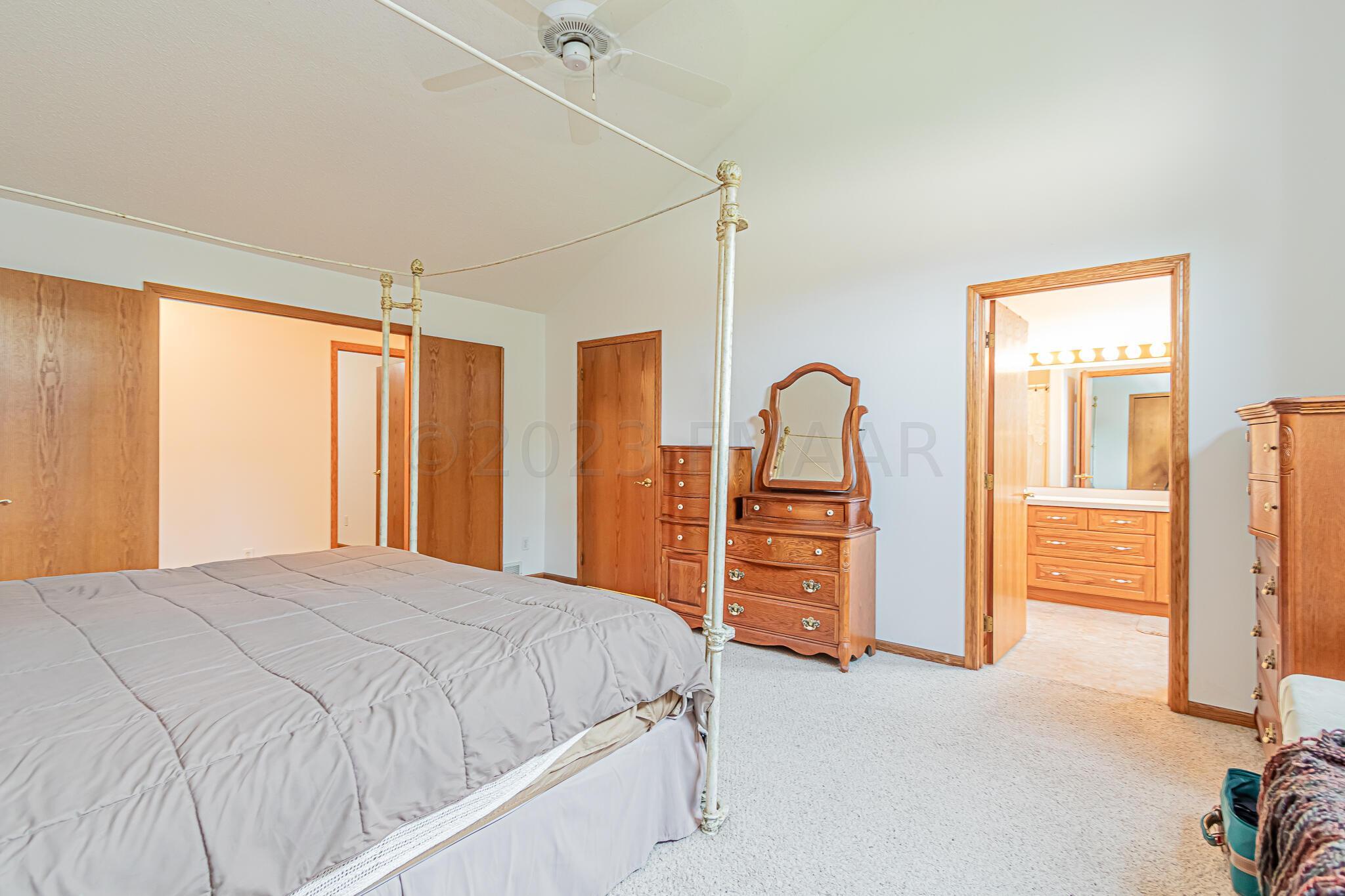 1146 Eagle Park Dr S, Fargo, ND 58104-19