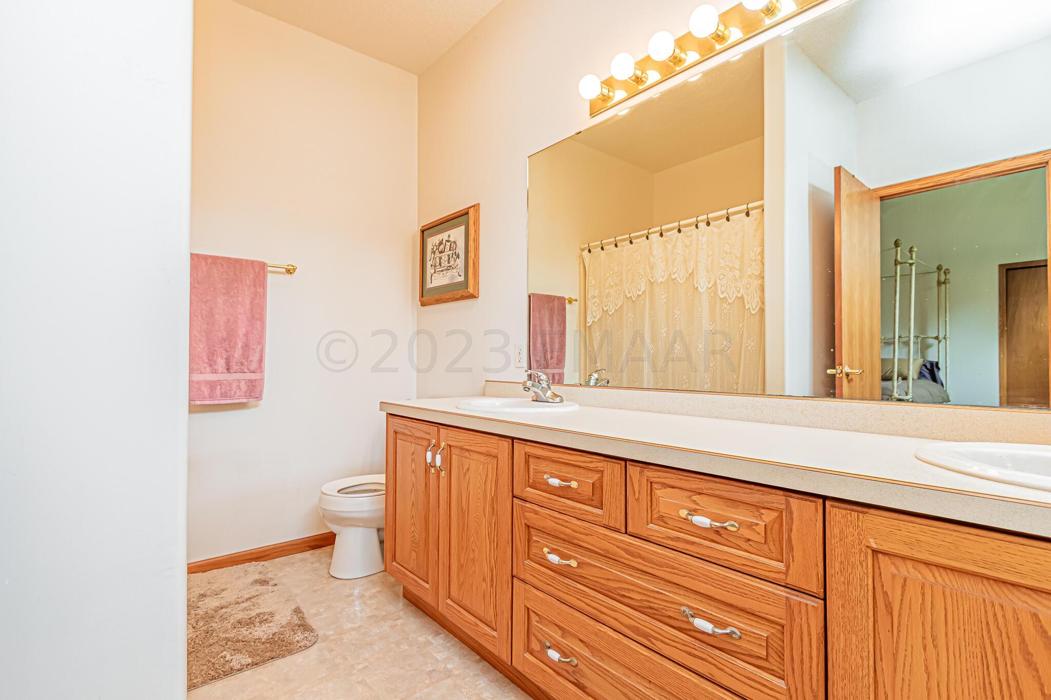 1146 Eagle Park Dr S, Fargo, ND 58104-21