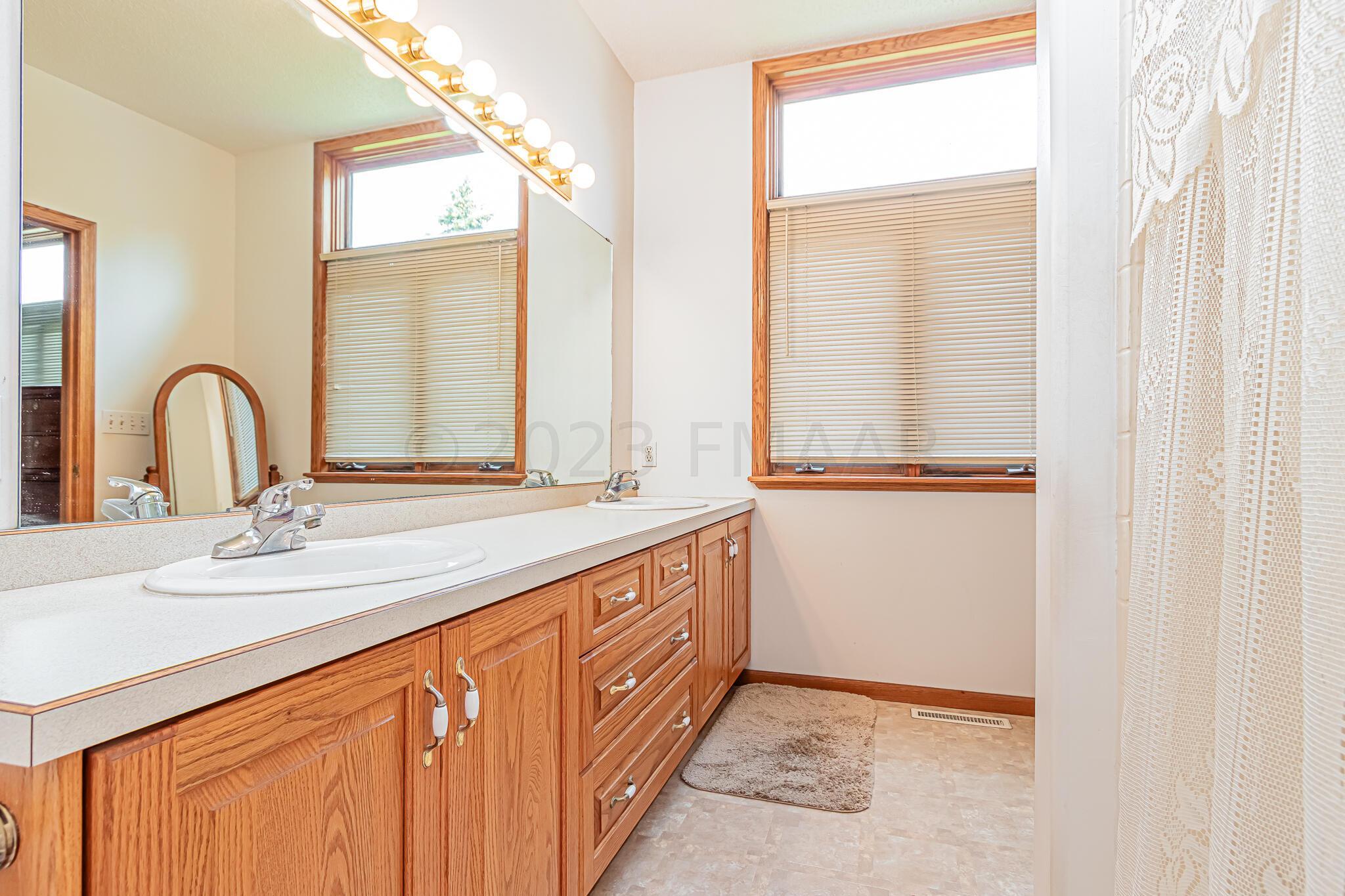 1146 Eagle Park Dr S, Fargo, ND 58104-22