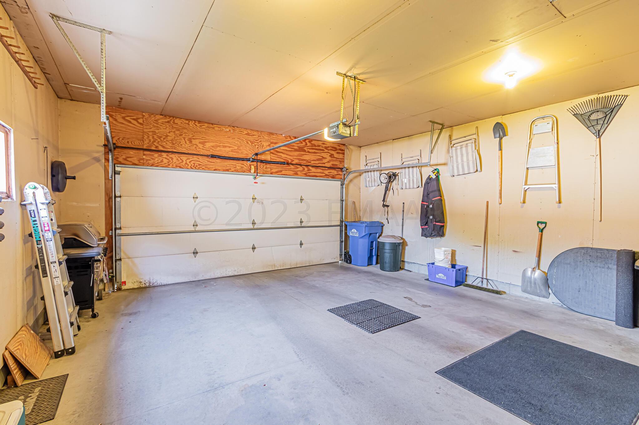 1146 Eagle Park Dr S, Fargo, ND 58104-36