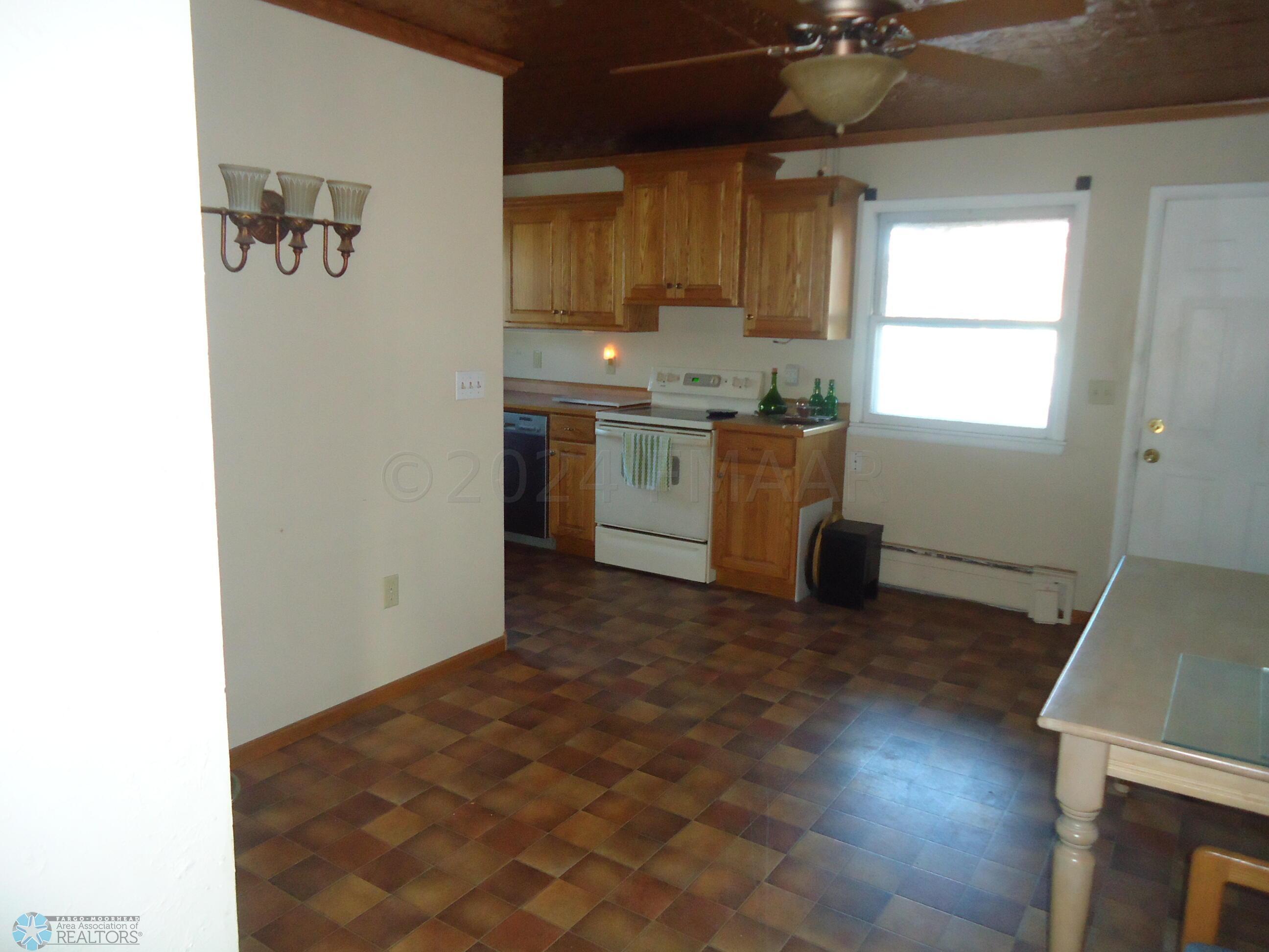 through din rm to kitchen