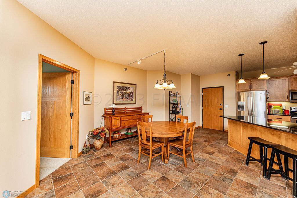 Kitchen & Dining