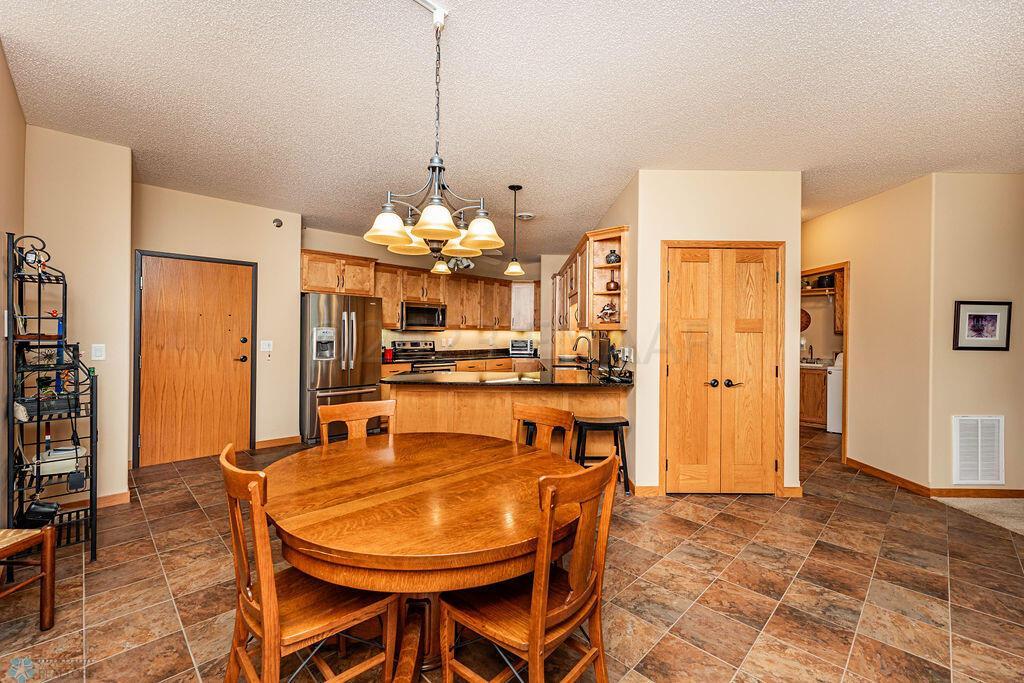 Kitchen & Dining