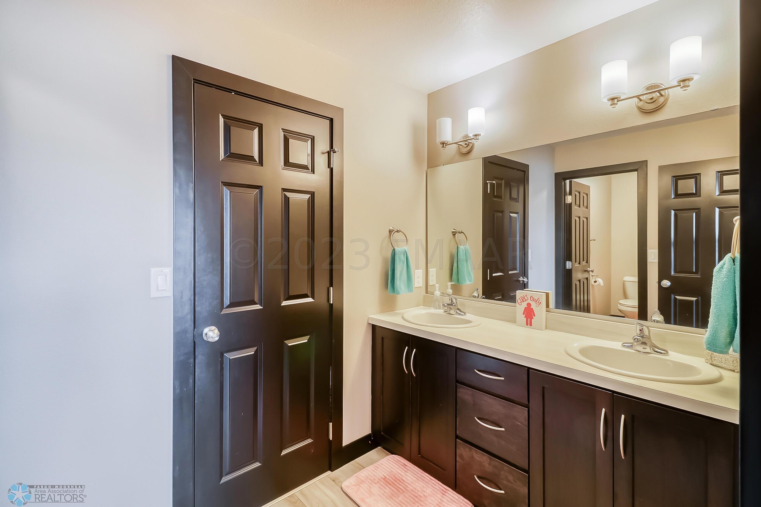 Bedroom1_2_bathroom1_1
