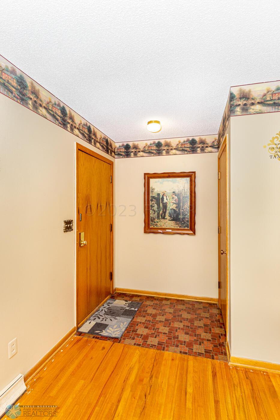 Entryway w/ large closet