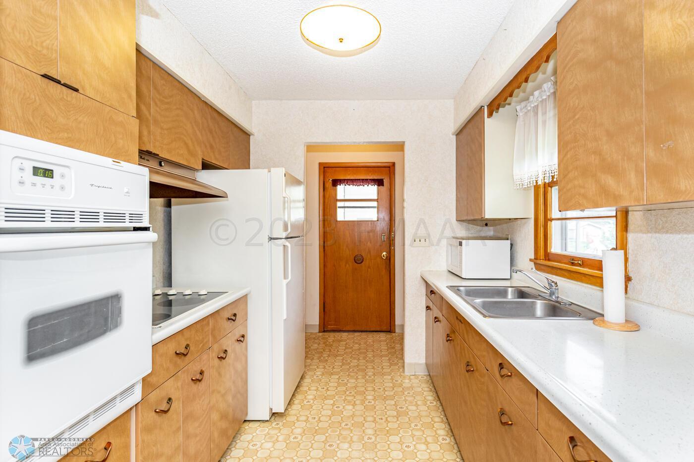 Kitchen w/ door to patio