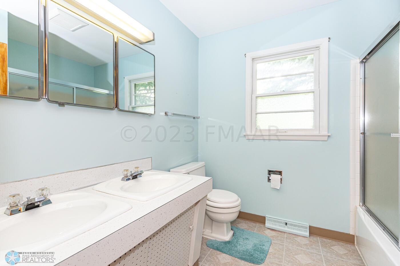 Full Bath w/ double vanity