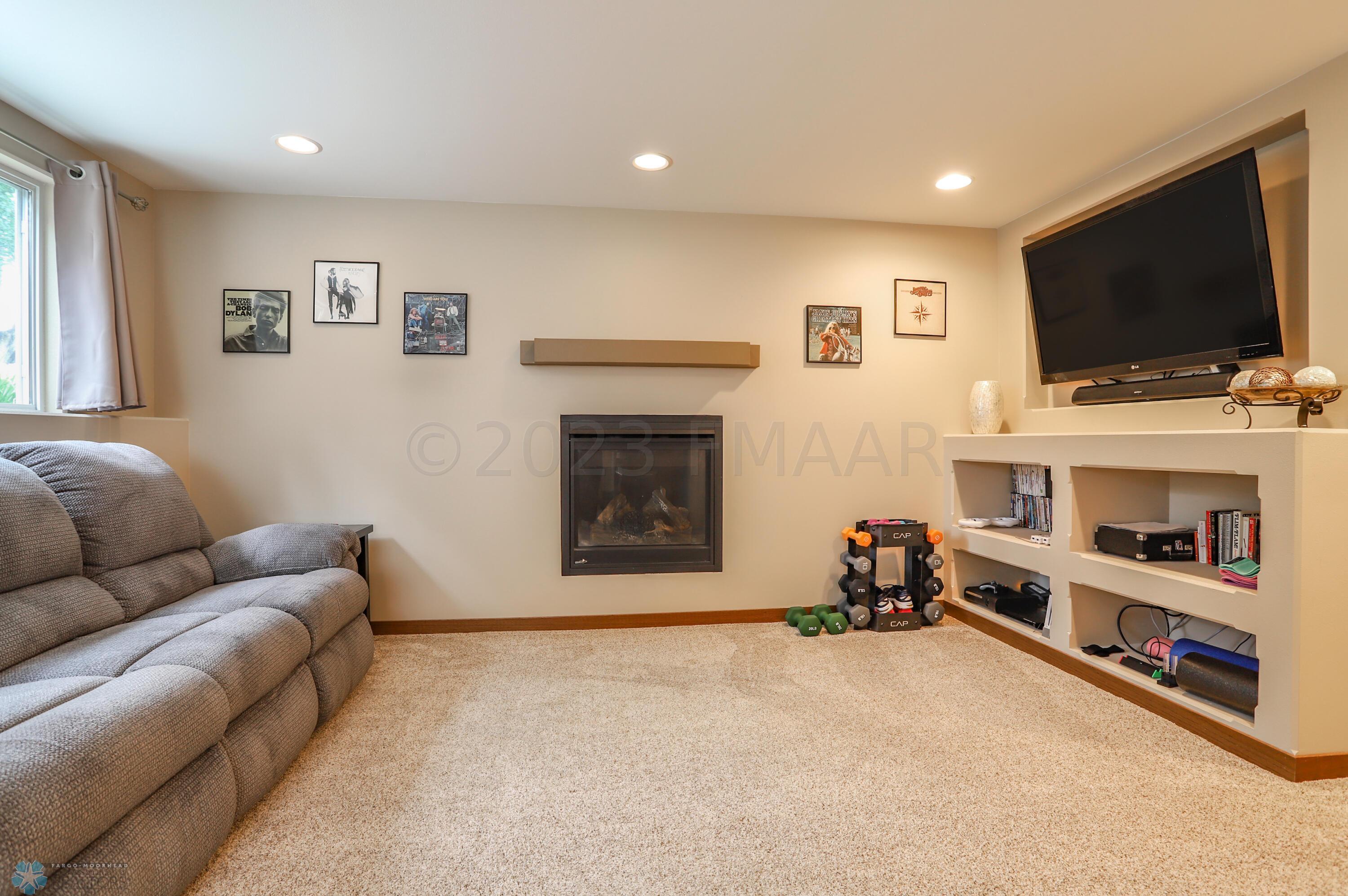 Gas fireplace