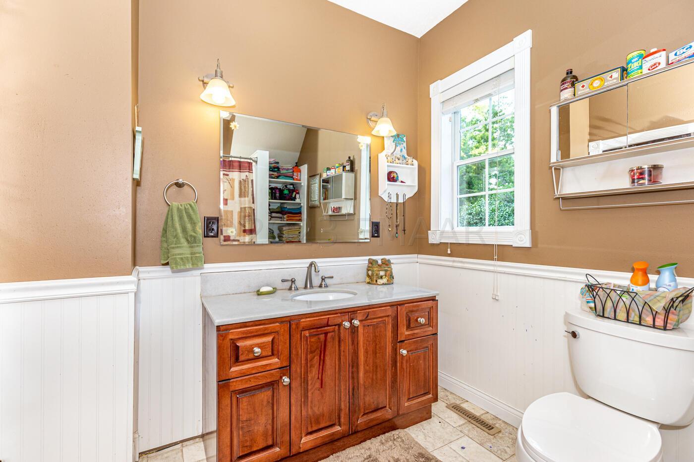 Full Bath (with tub/shower)