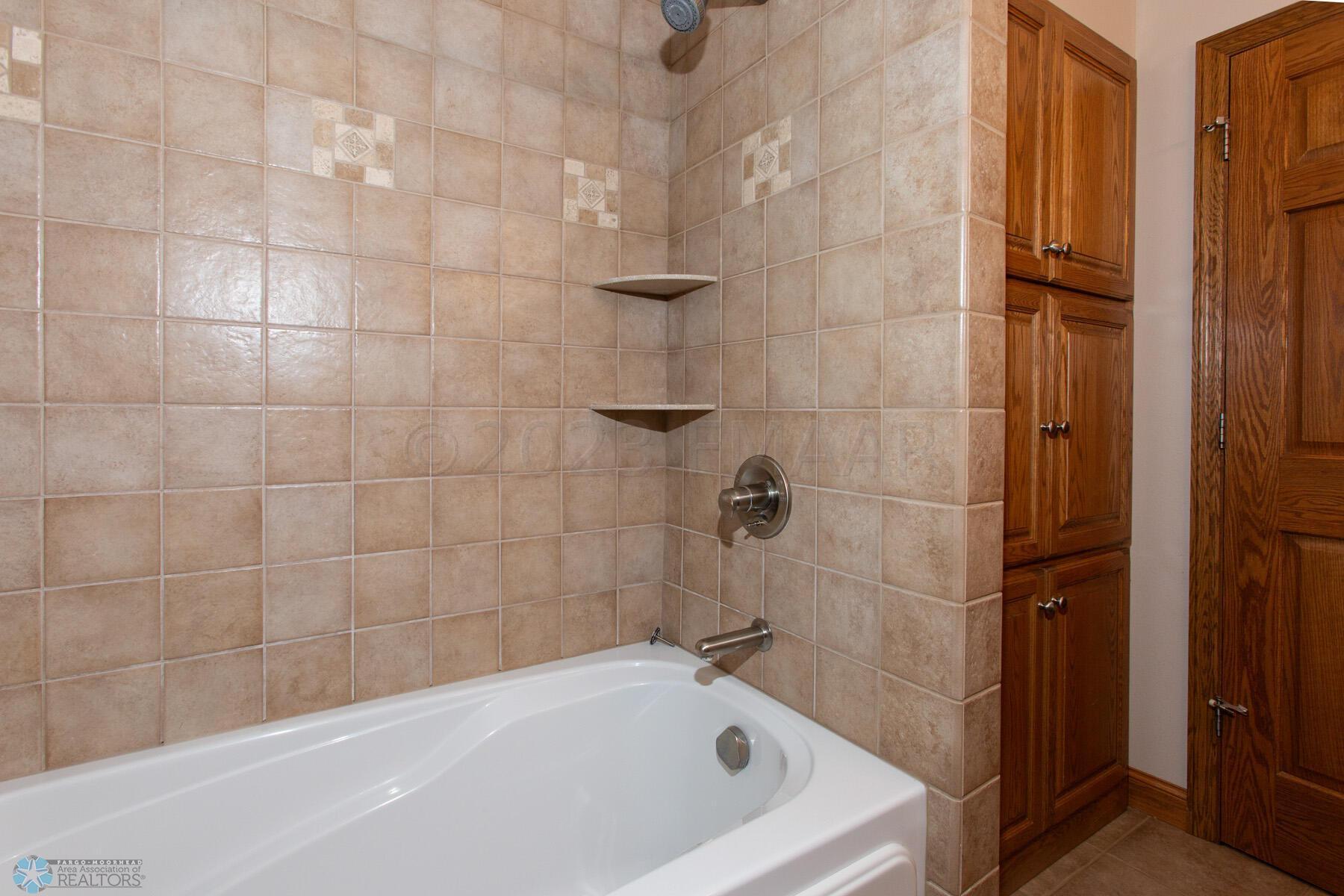 Upper Level Bathroom w/Jetted Tub!