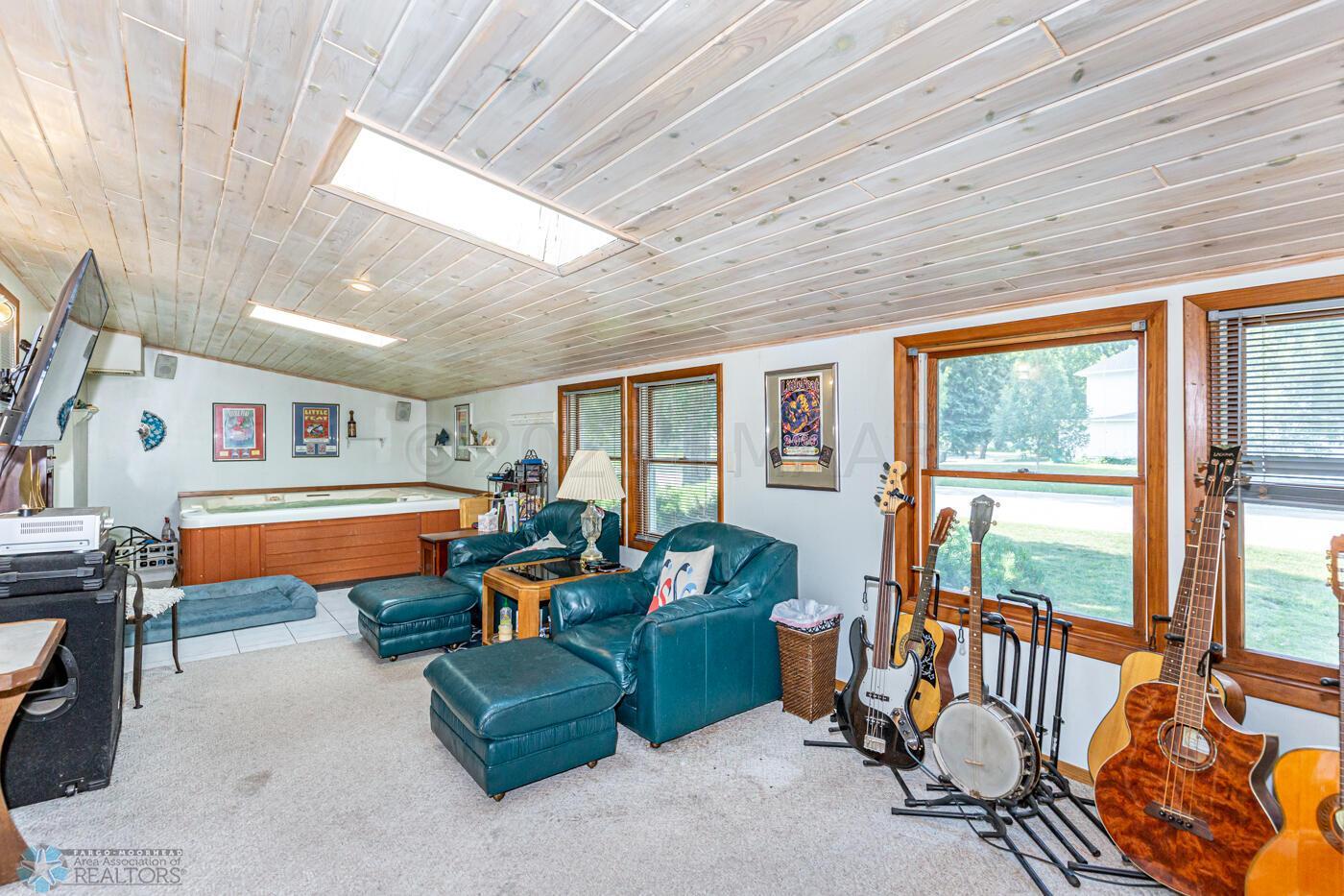 4 season rm with hot tub
