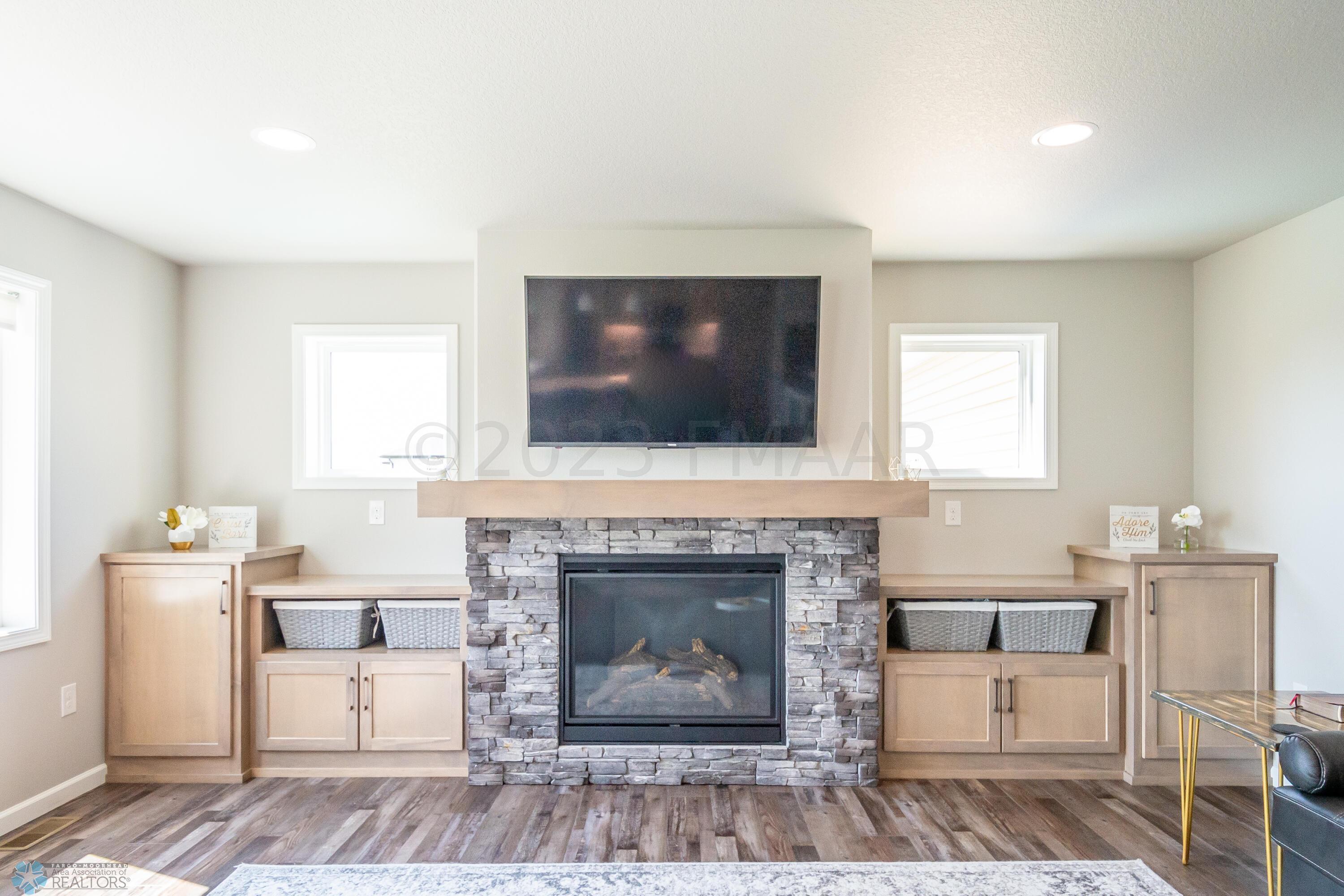 Fireplace/Built-ins