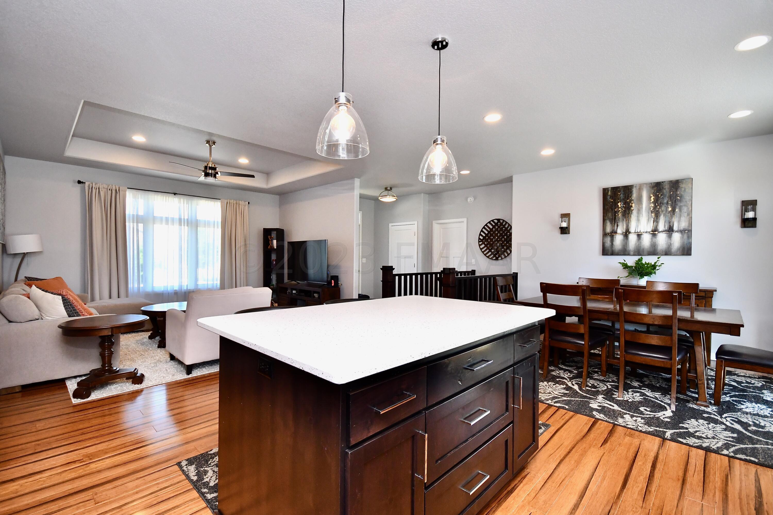 Large Island w/Quart Countertop