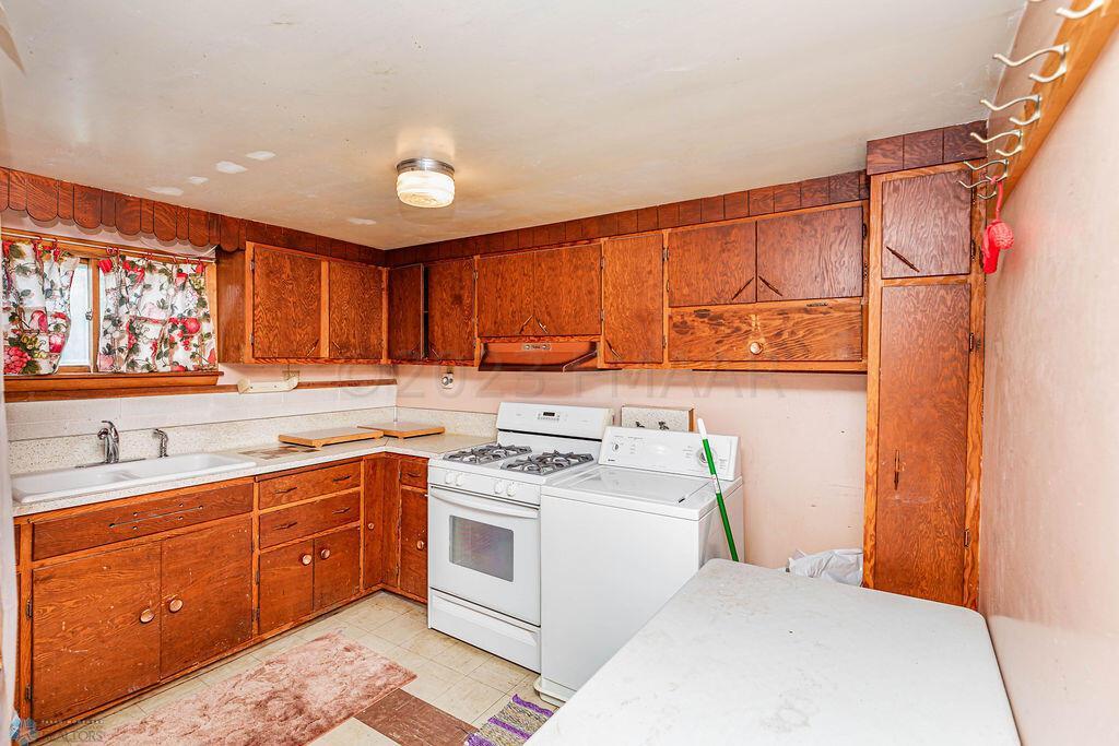 Laundry & 2nd Kitchen