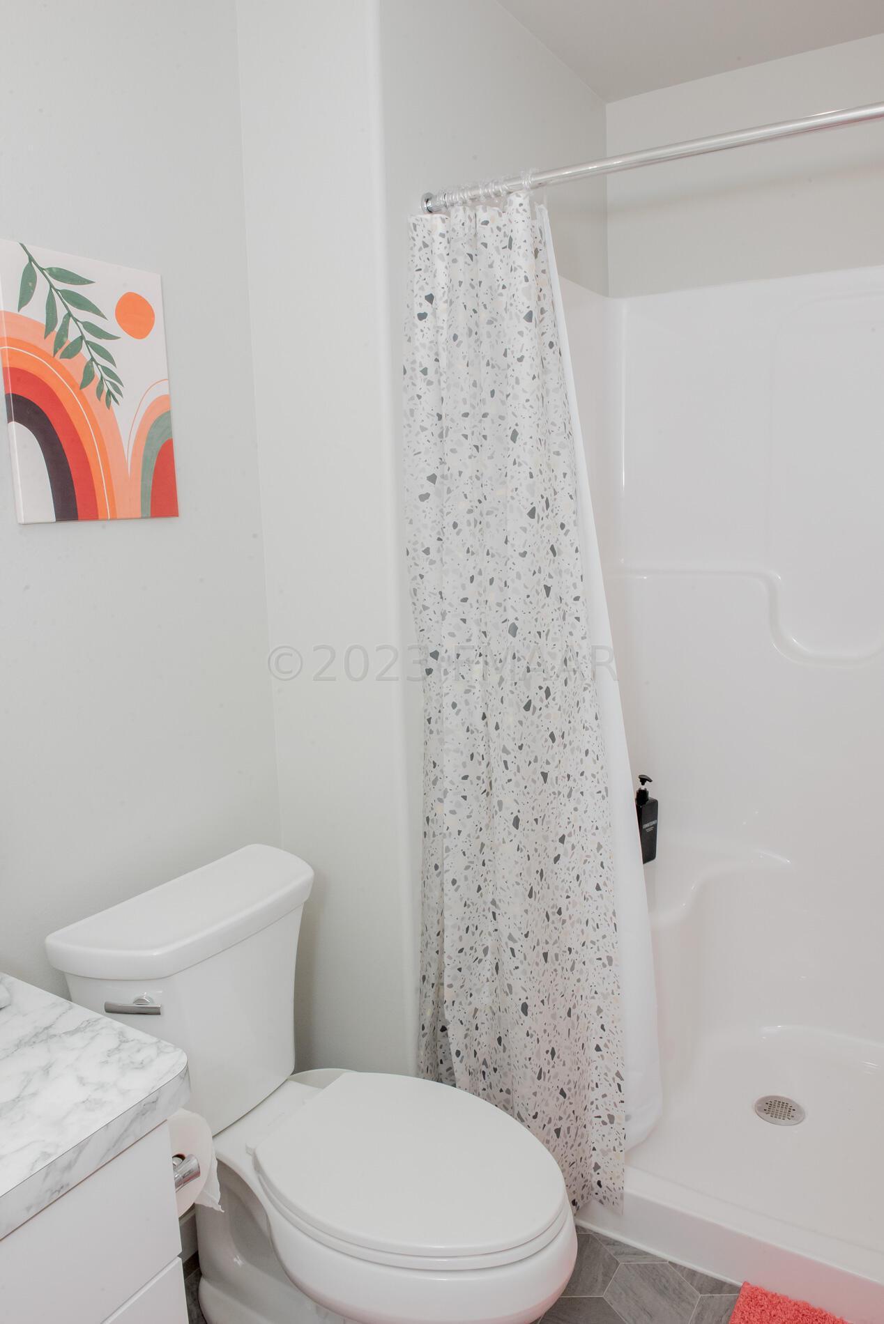 Upper Bathroom 2-2