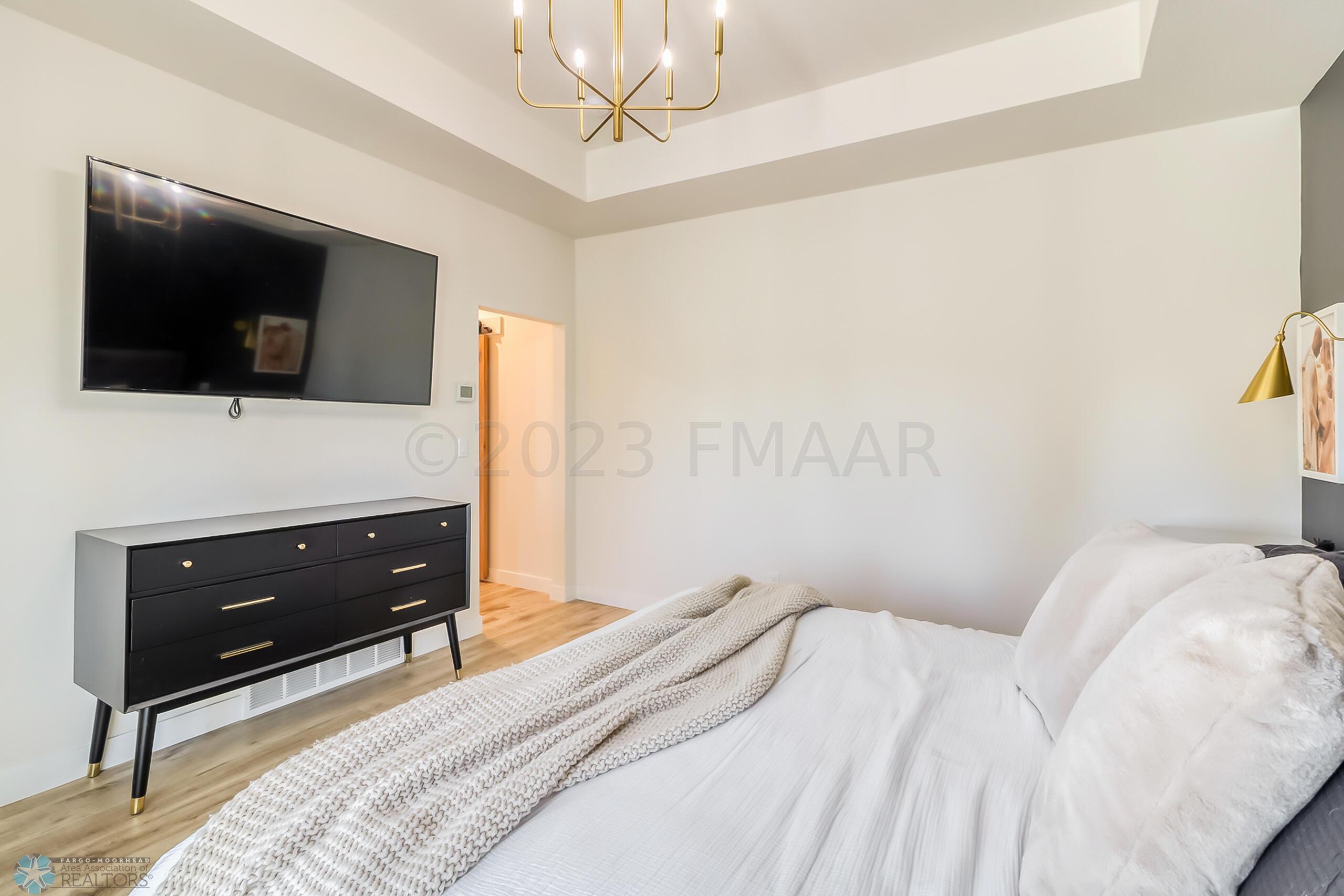 Primary Bedroom1_3