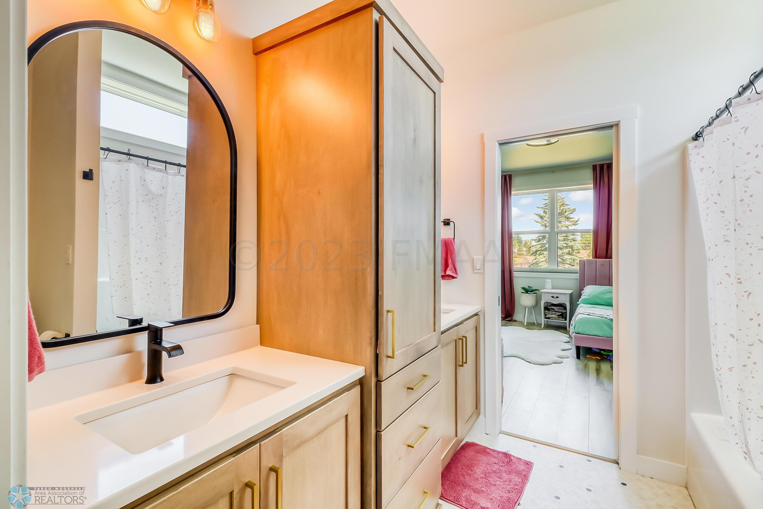 Jack and Jill Bathroom1_2