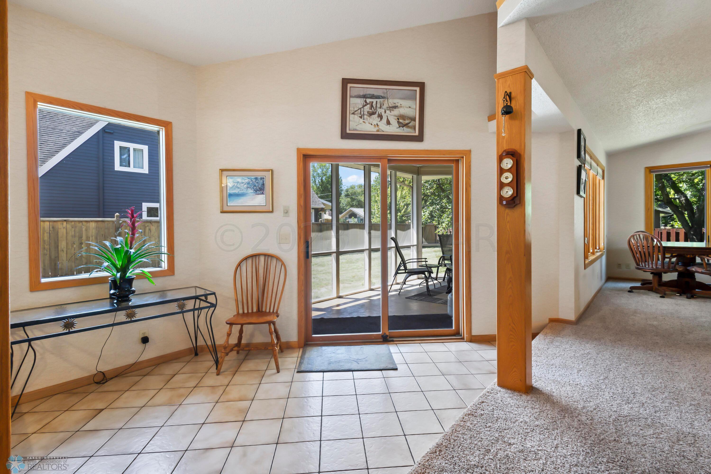 Transition to screen porch - off kitchen