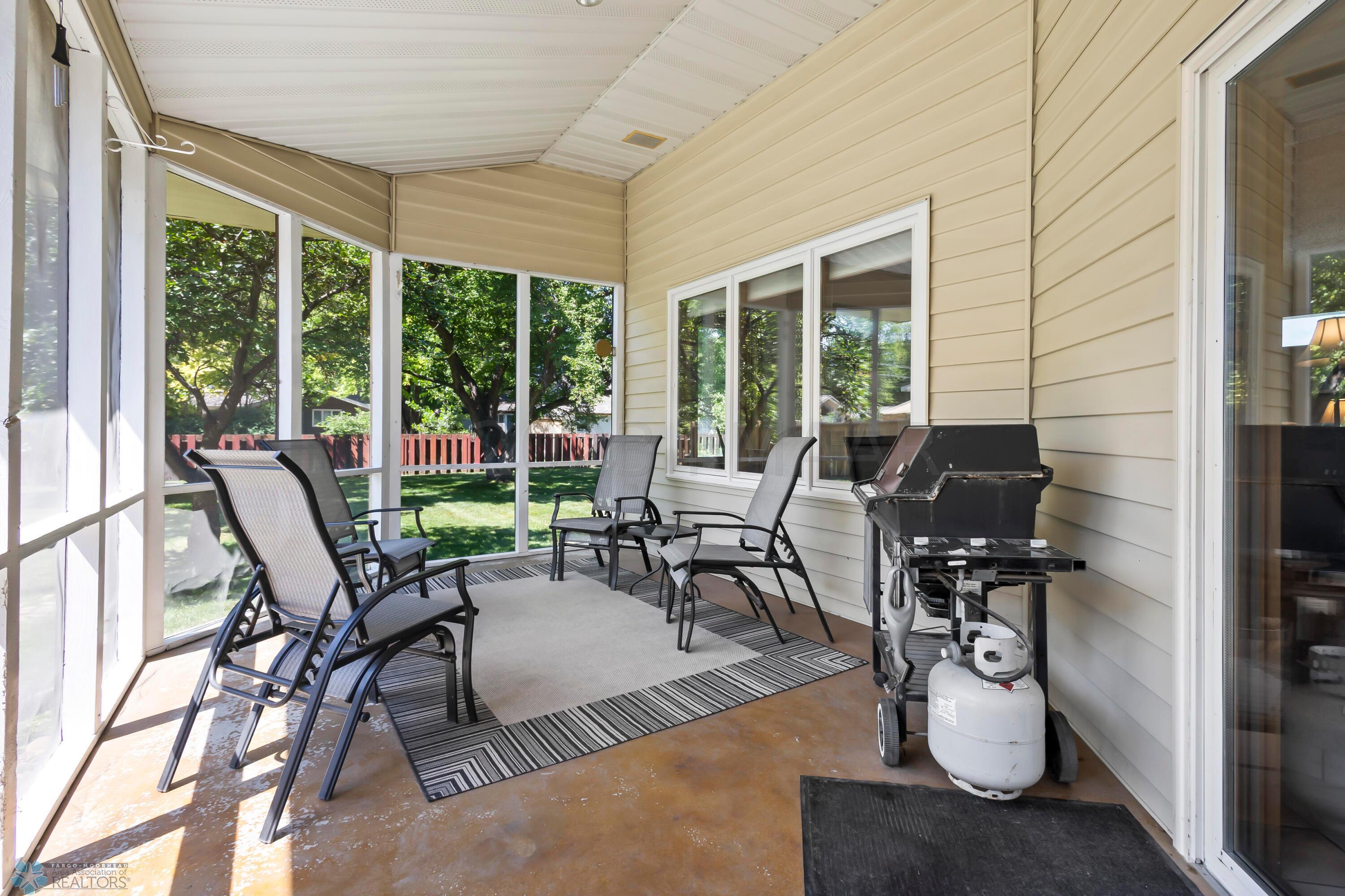 Attached screen porch