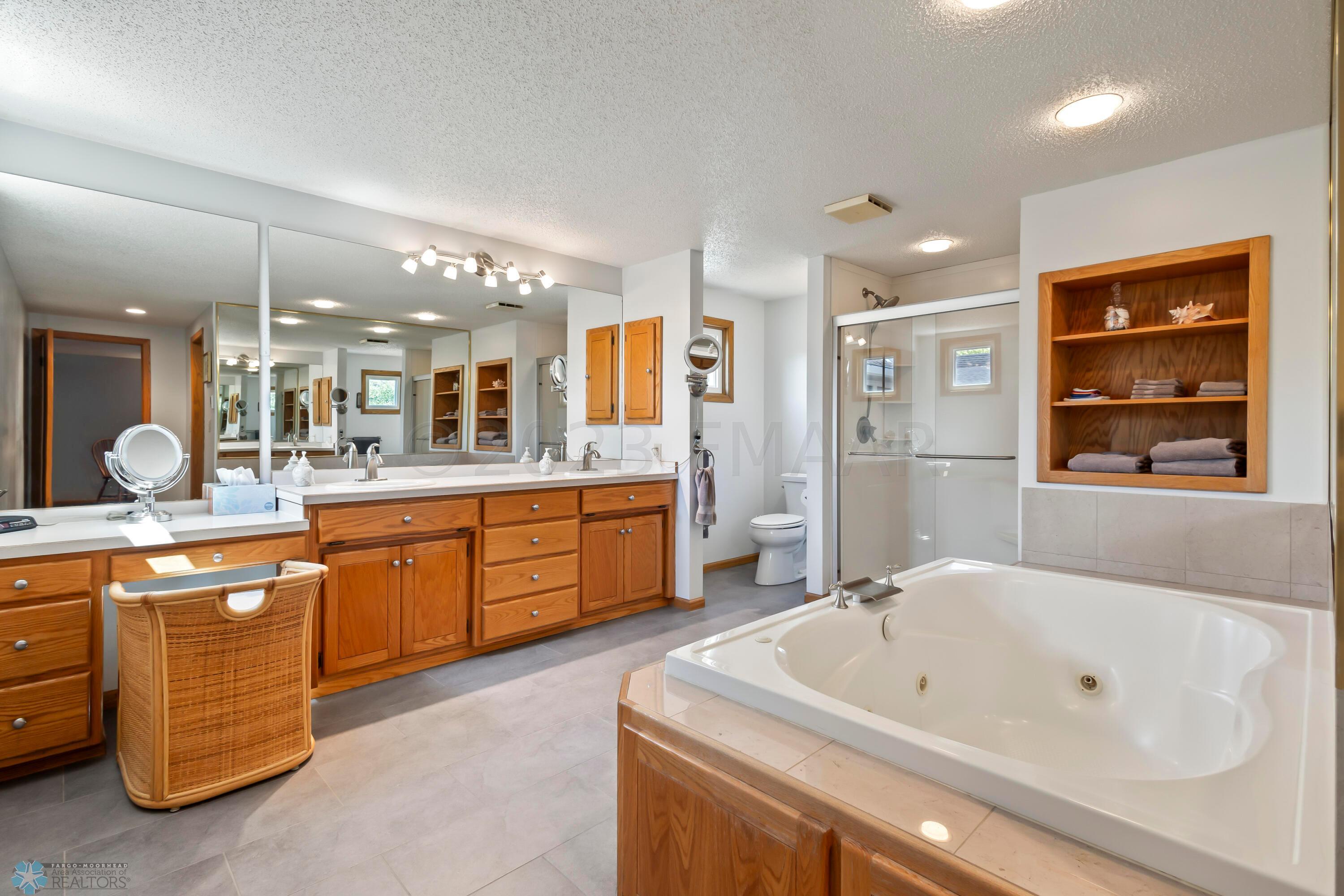 Owner's suite - full attached bath