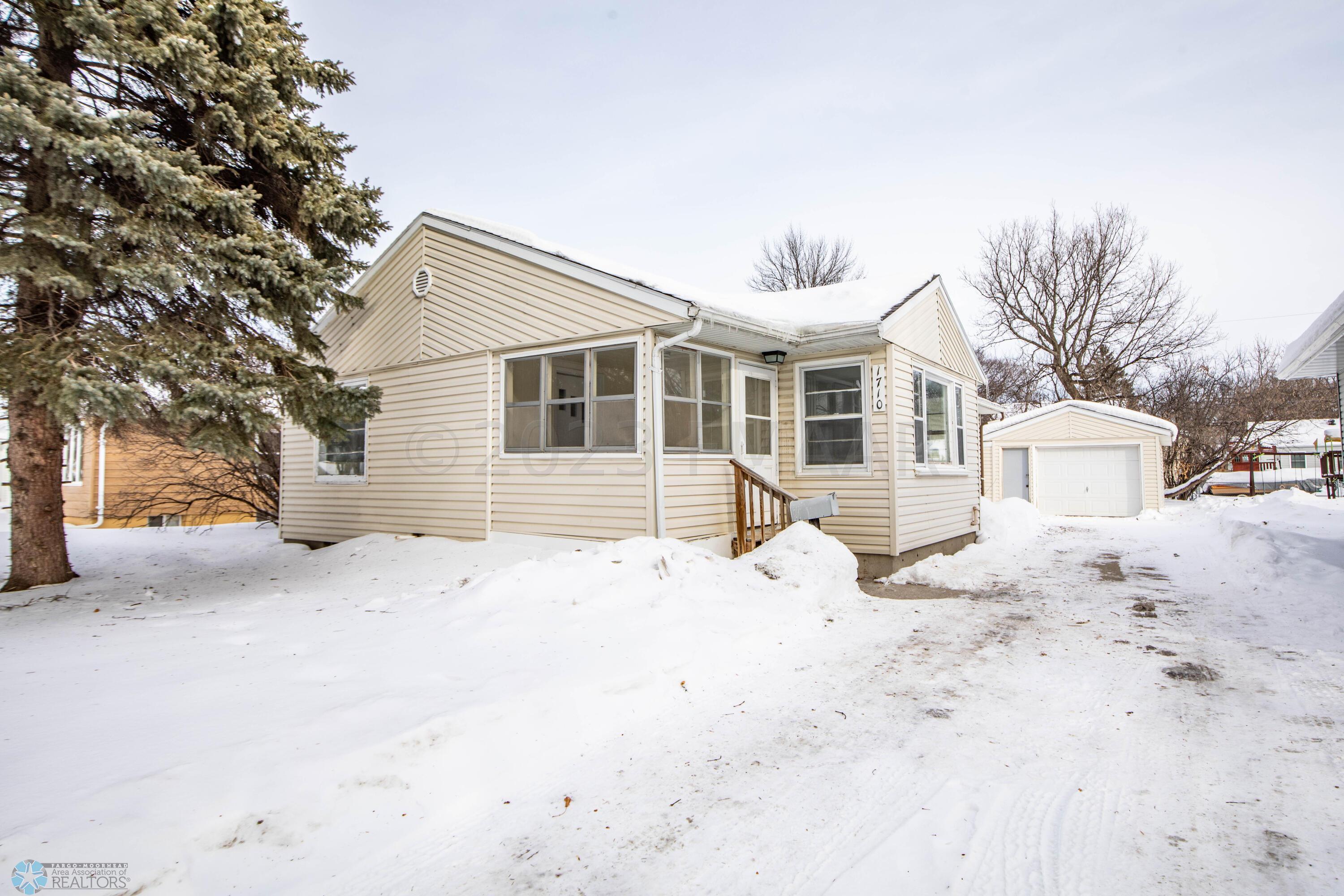 1710 6th St S, Moorhead, MN