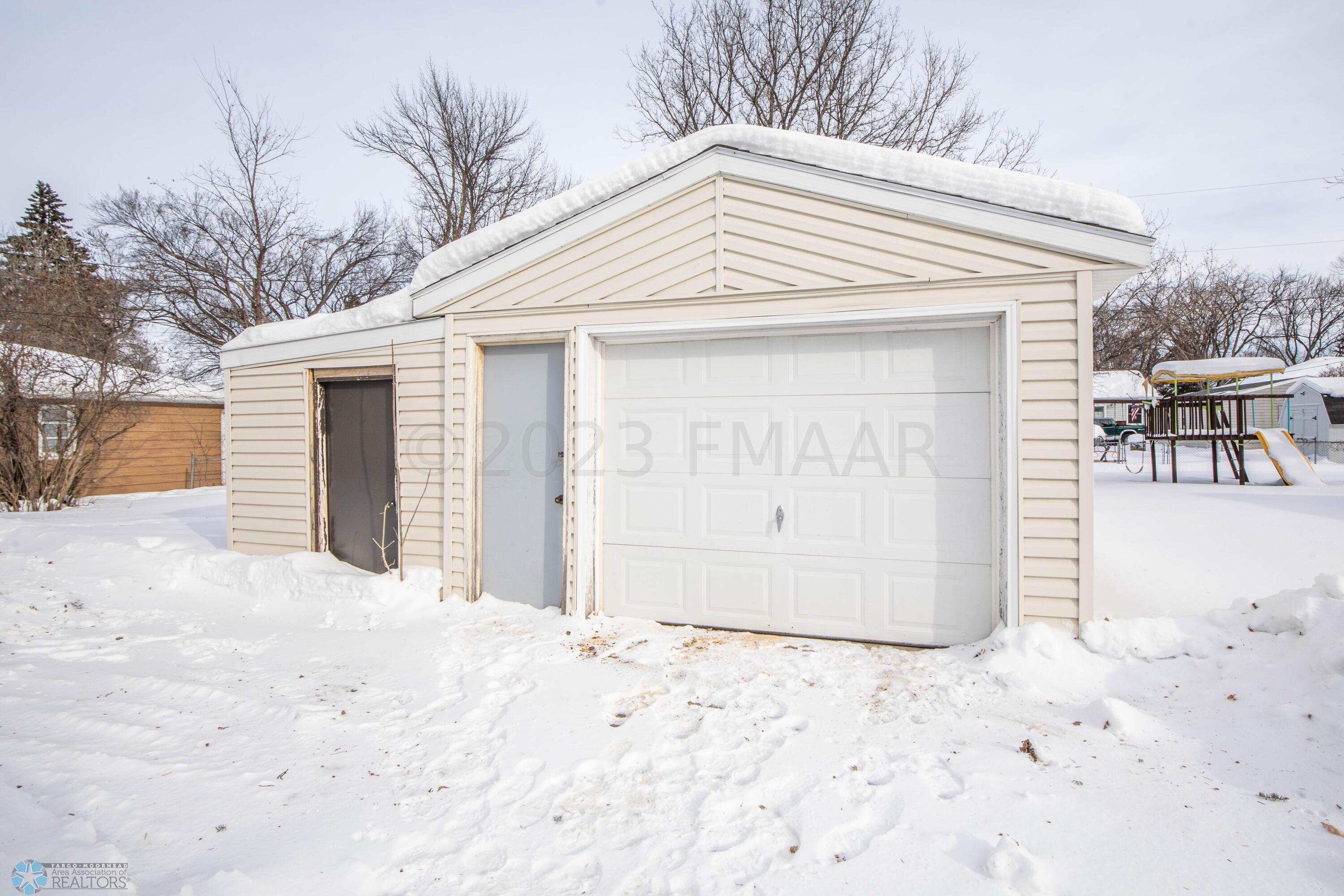 1710 6th St S, Moorhead, MN