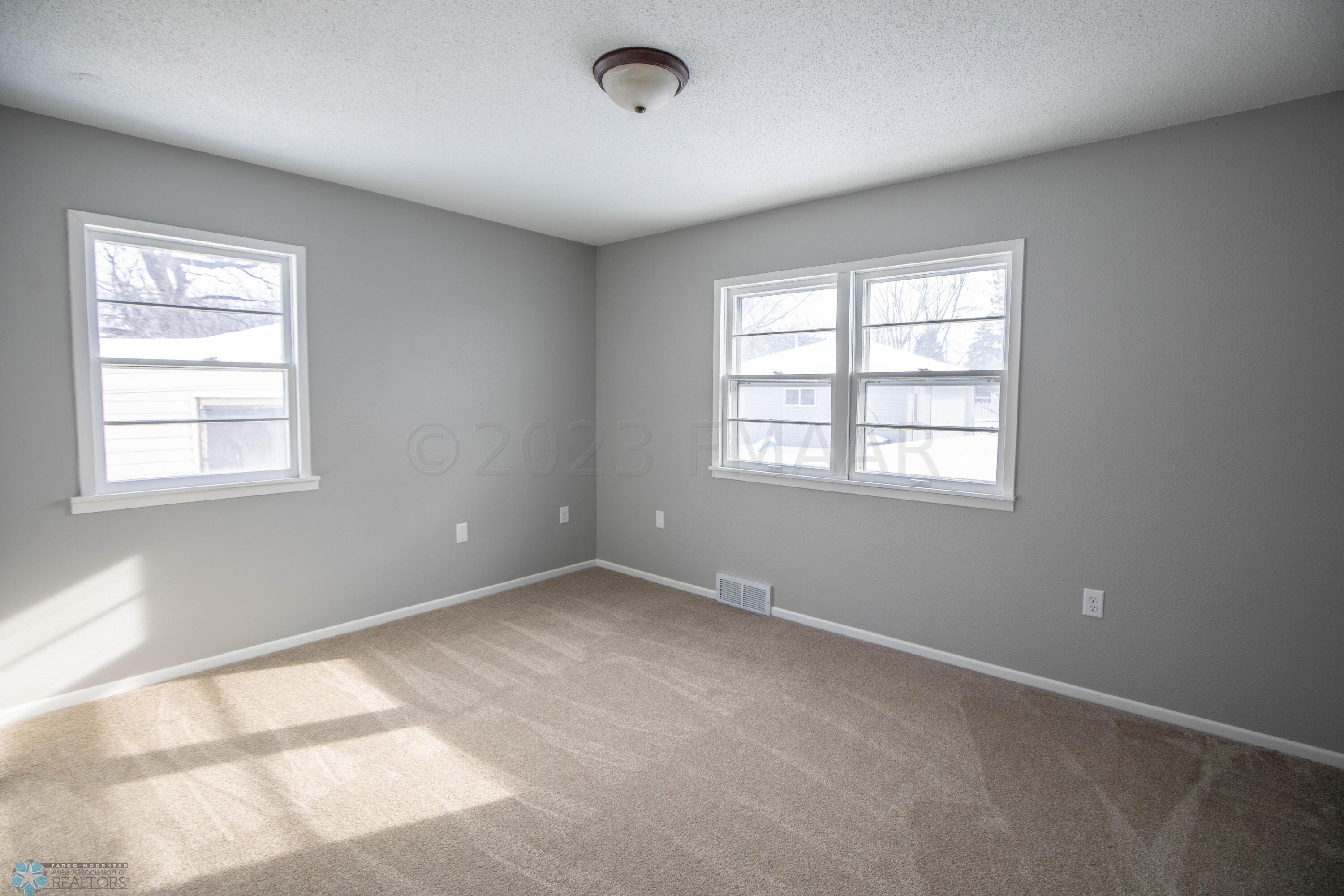 1710 6th St S, Moorhead, MN