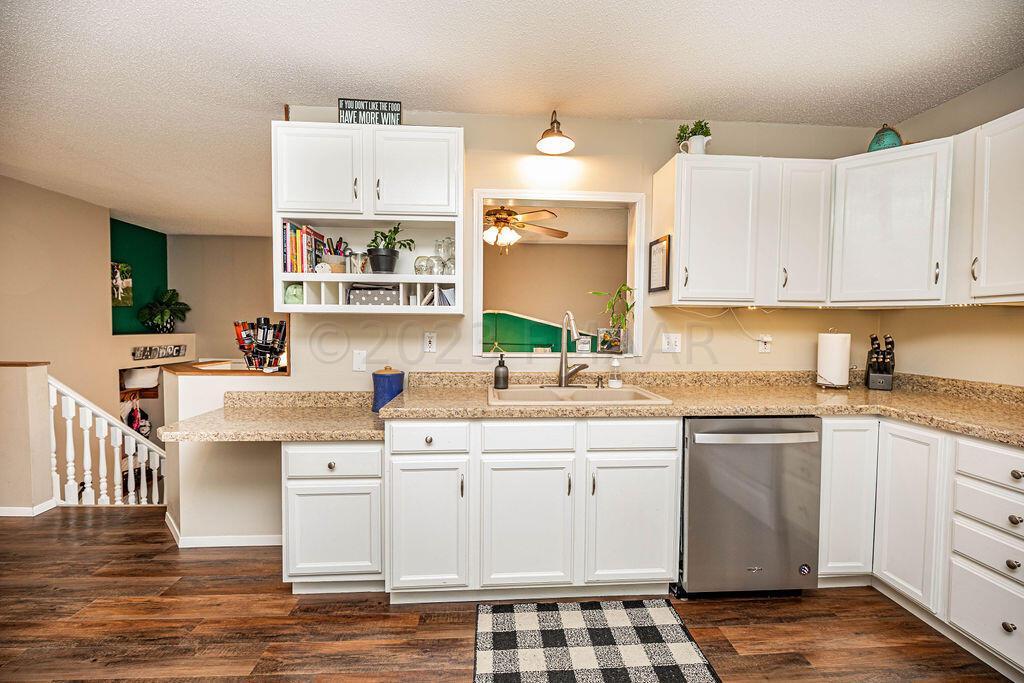 Lots os Cabinet Space