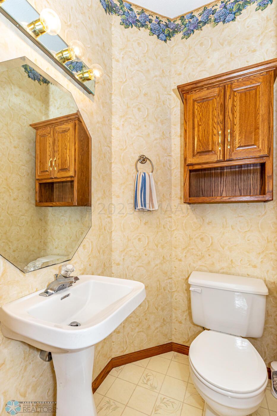 Main flr 1/2 bath