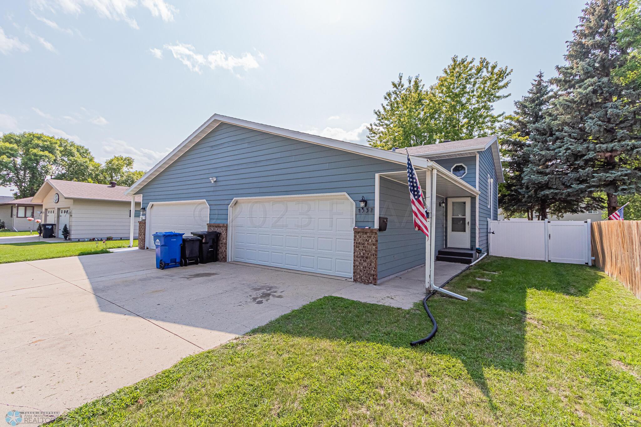1537 16th St S, Fargo, ND 58103-02
