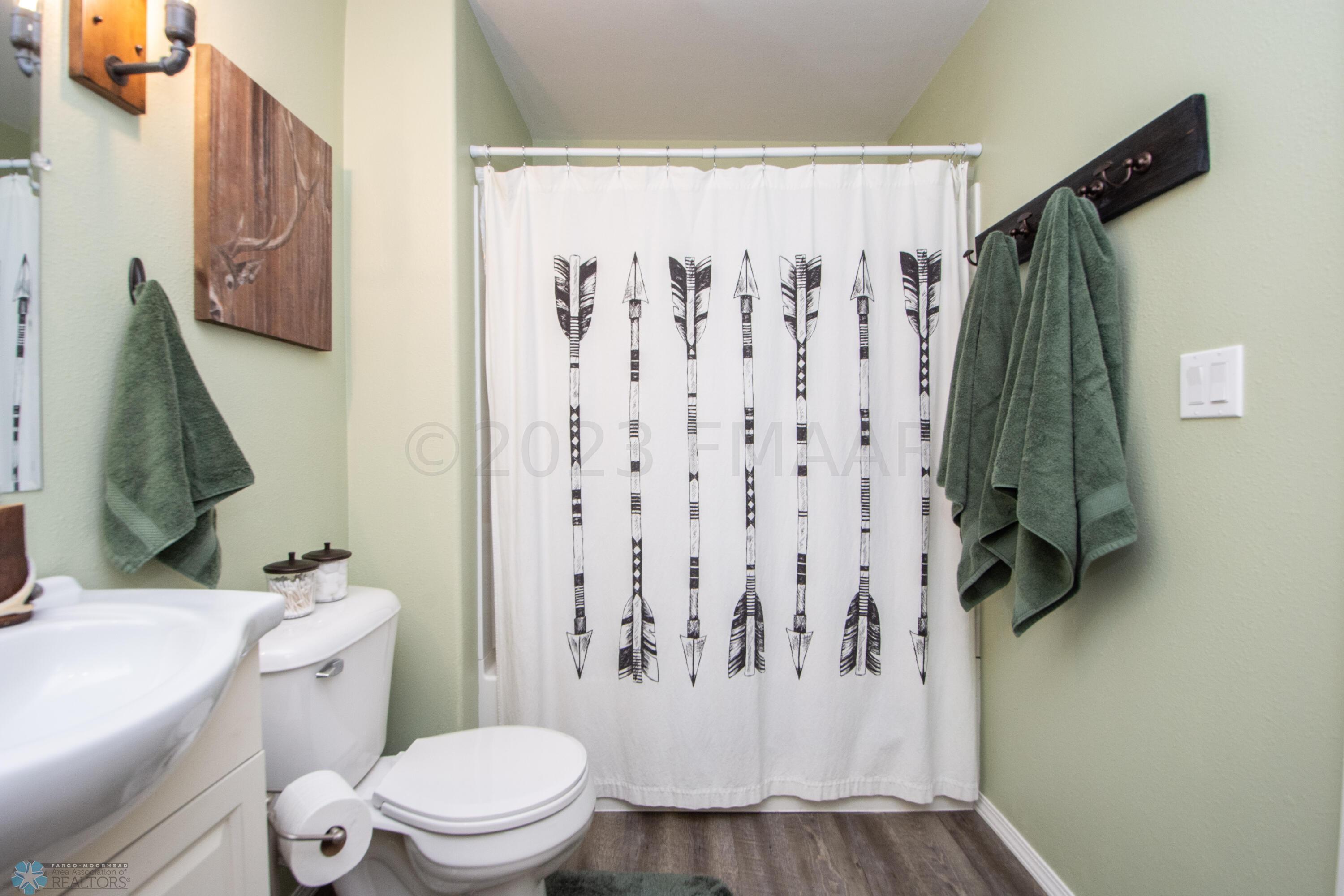 Full bathroom: basement