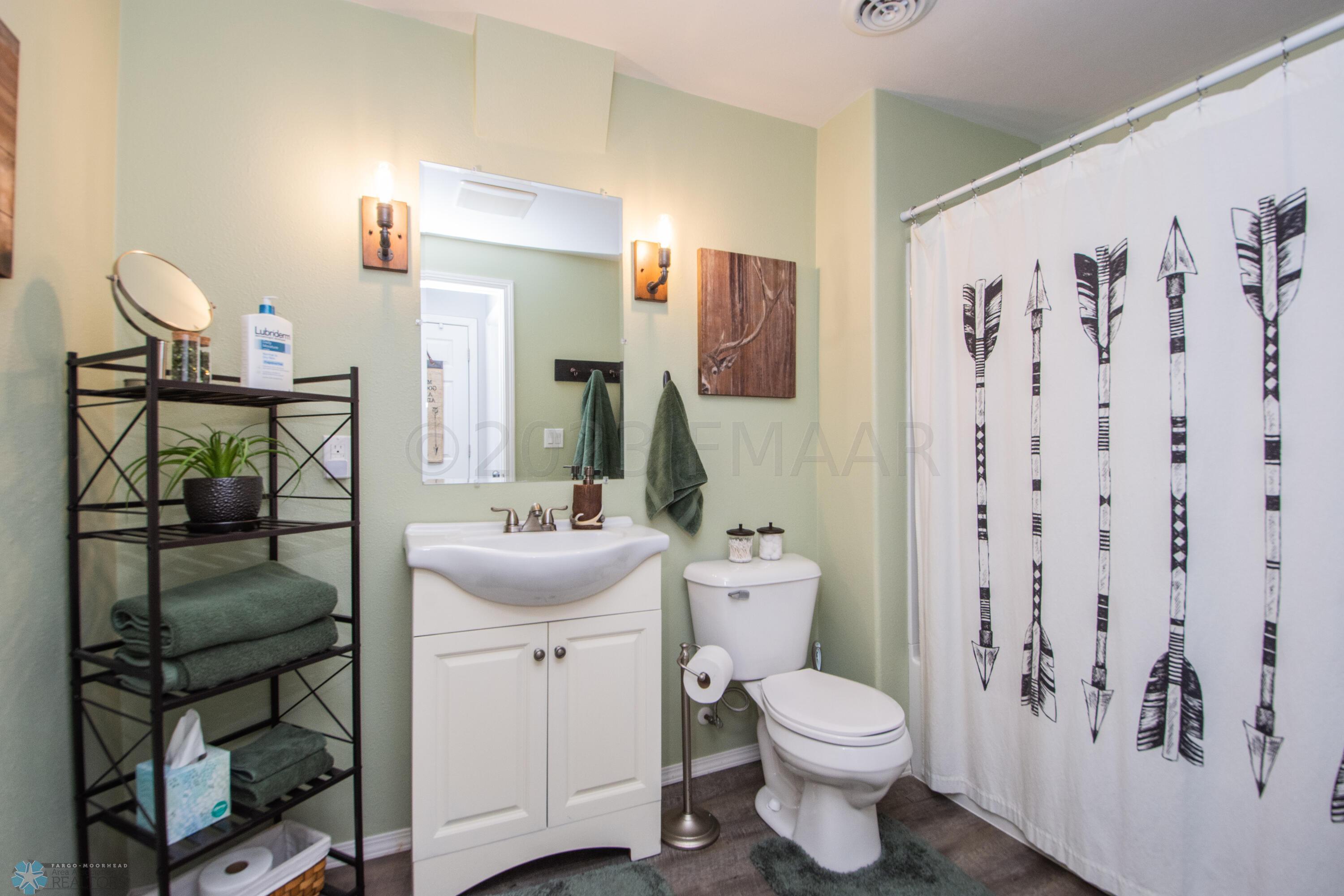 Full bathroom: basement