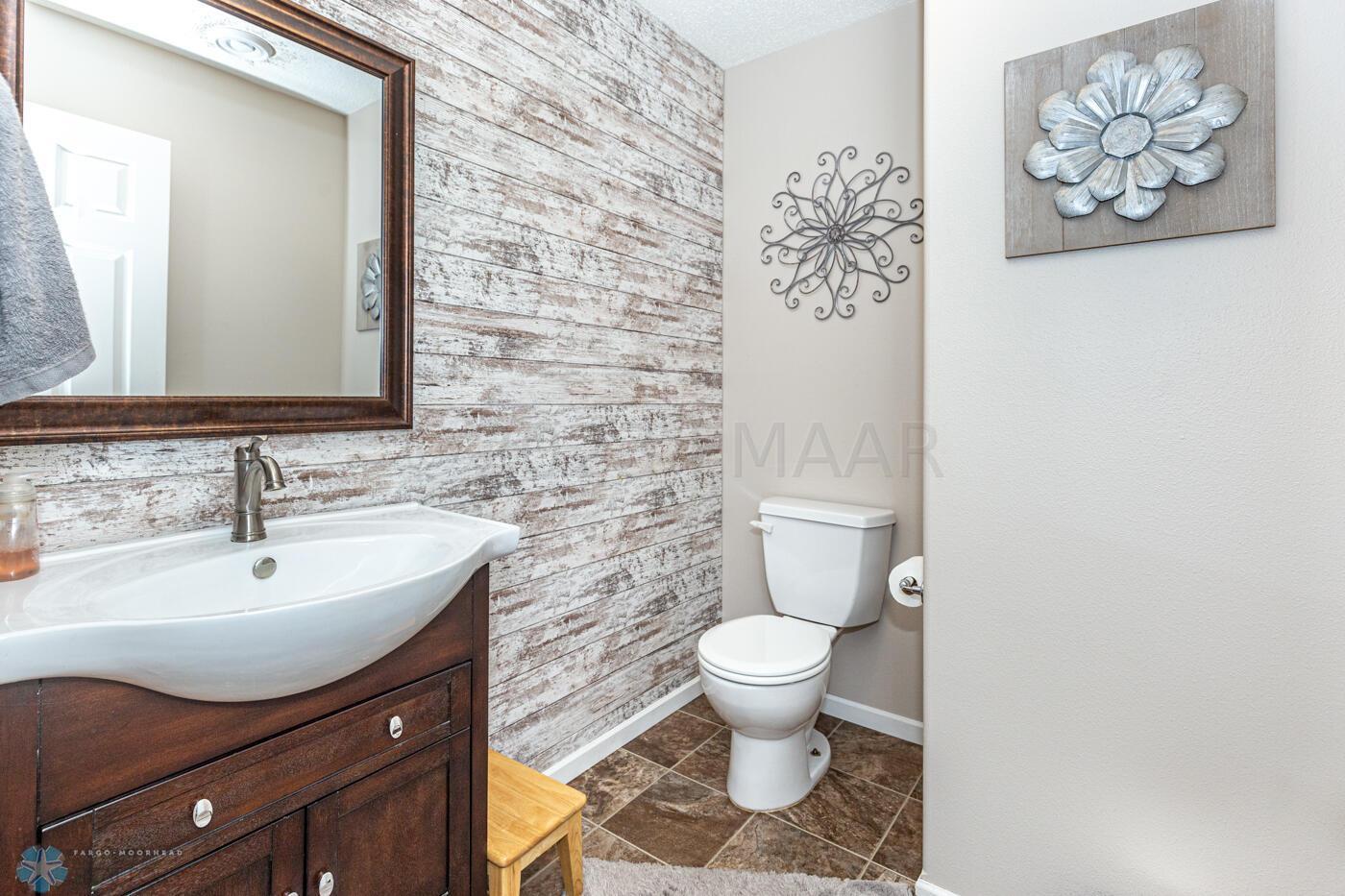 Main floor 1/2 bath