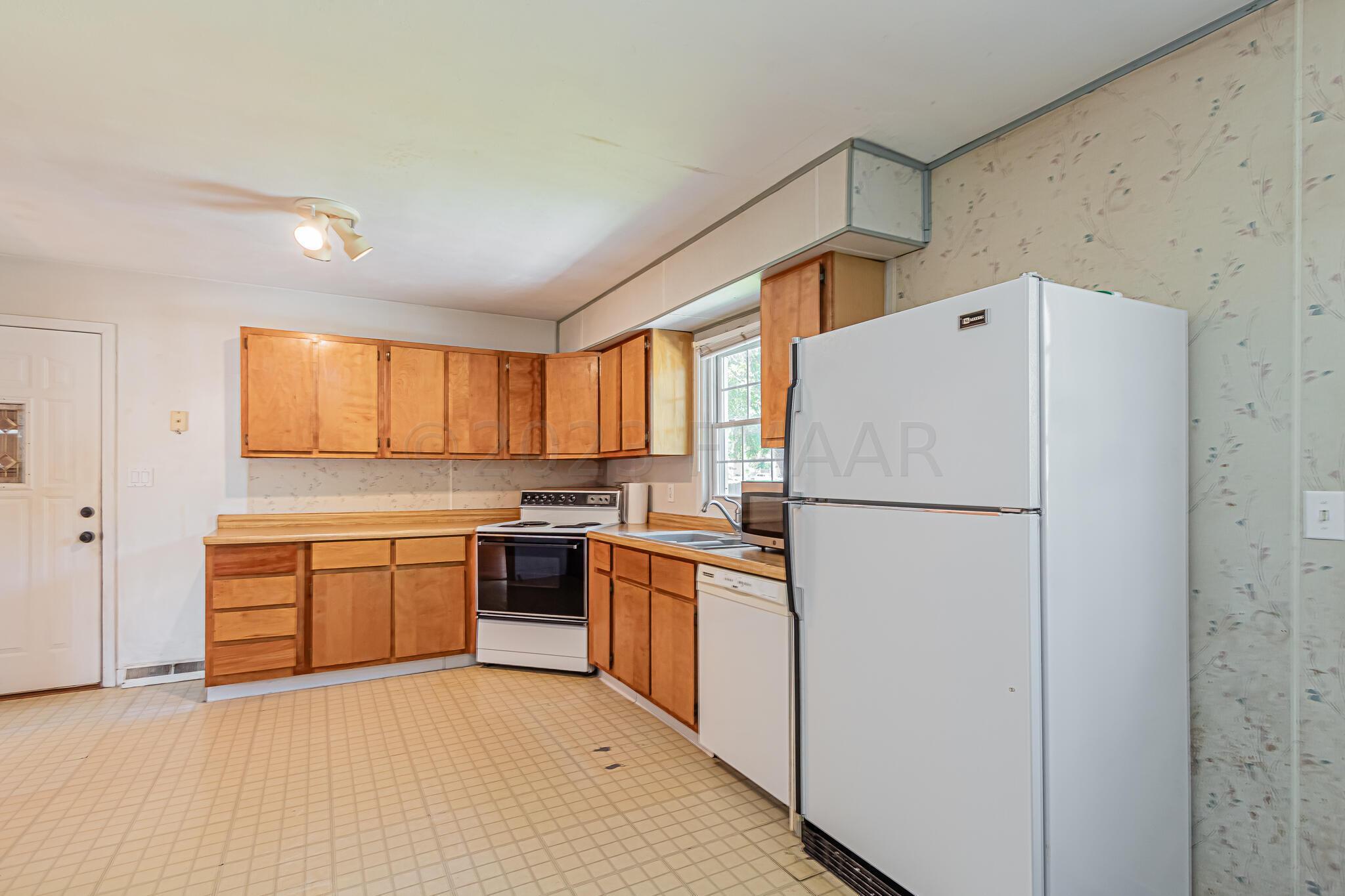 238 6th Ave W, West Fargo, ND 58078-10