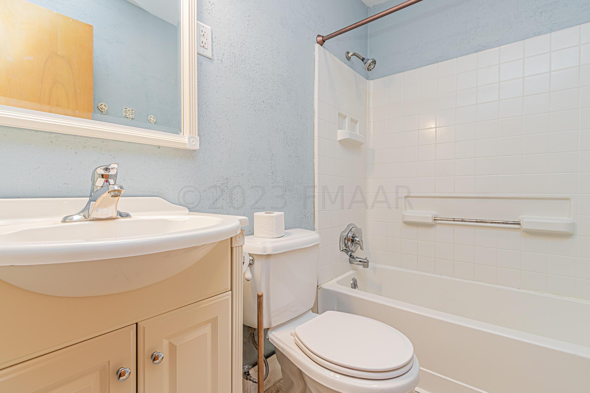 238 6th Ave W, West Fargo, ND 58078-16