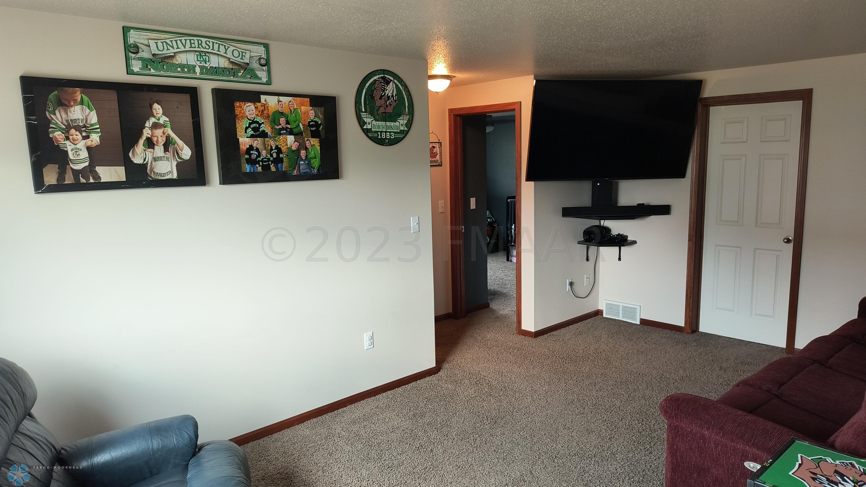 Family Room (4)