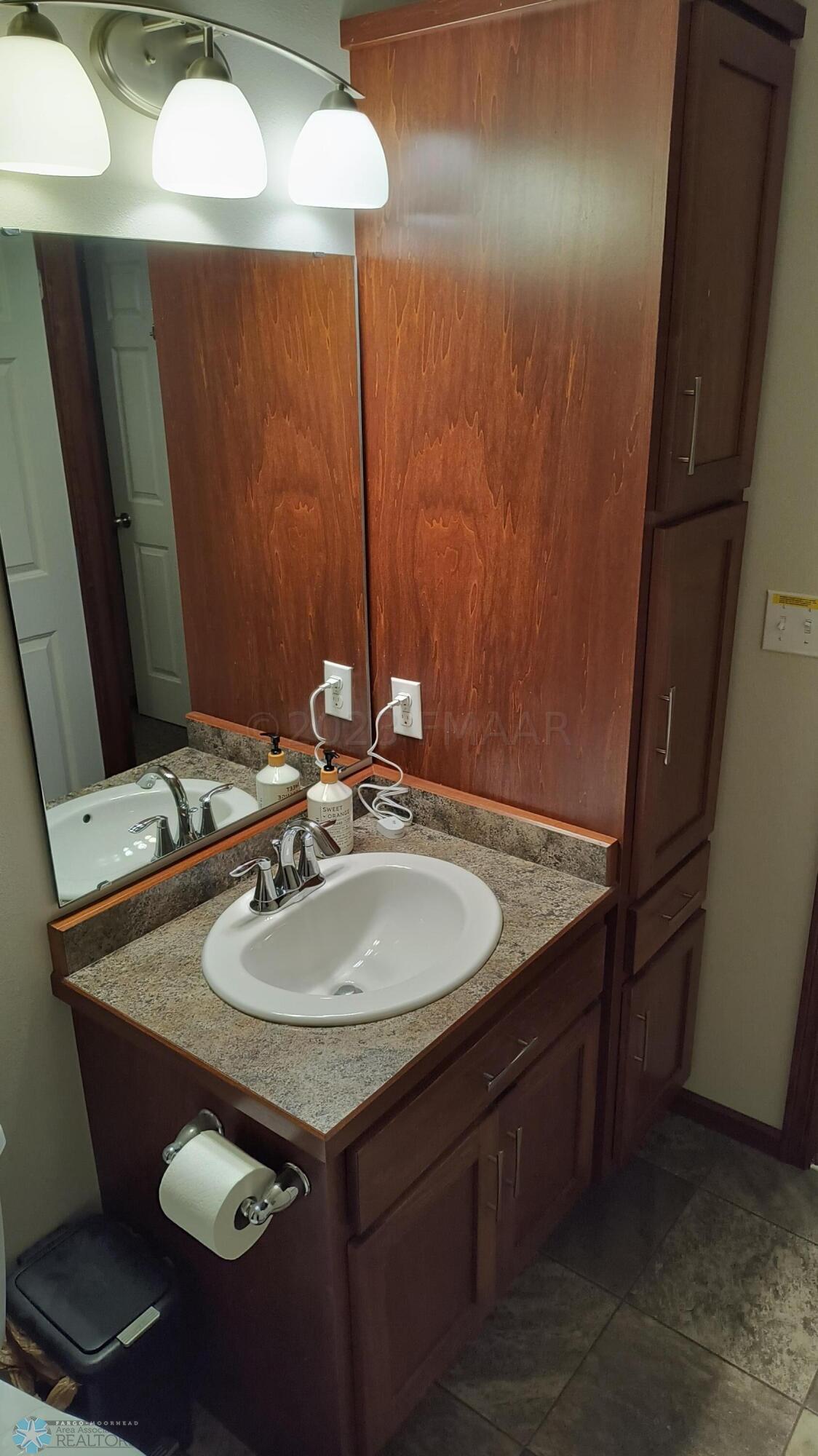 Downtairs full Bath (2)