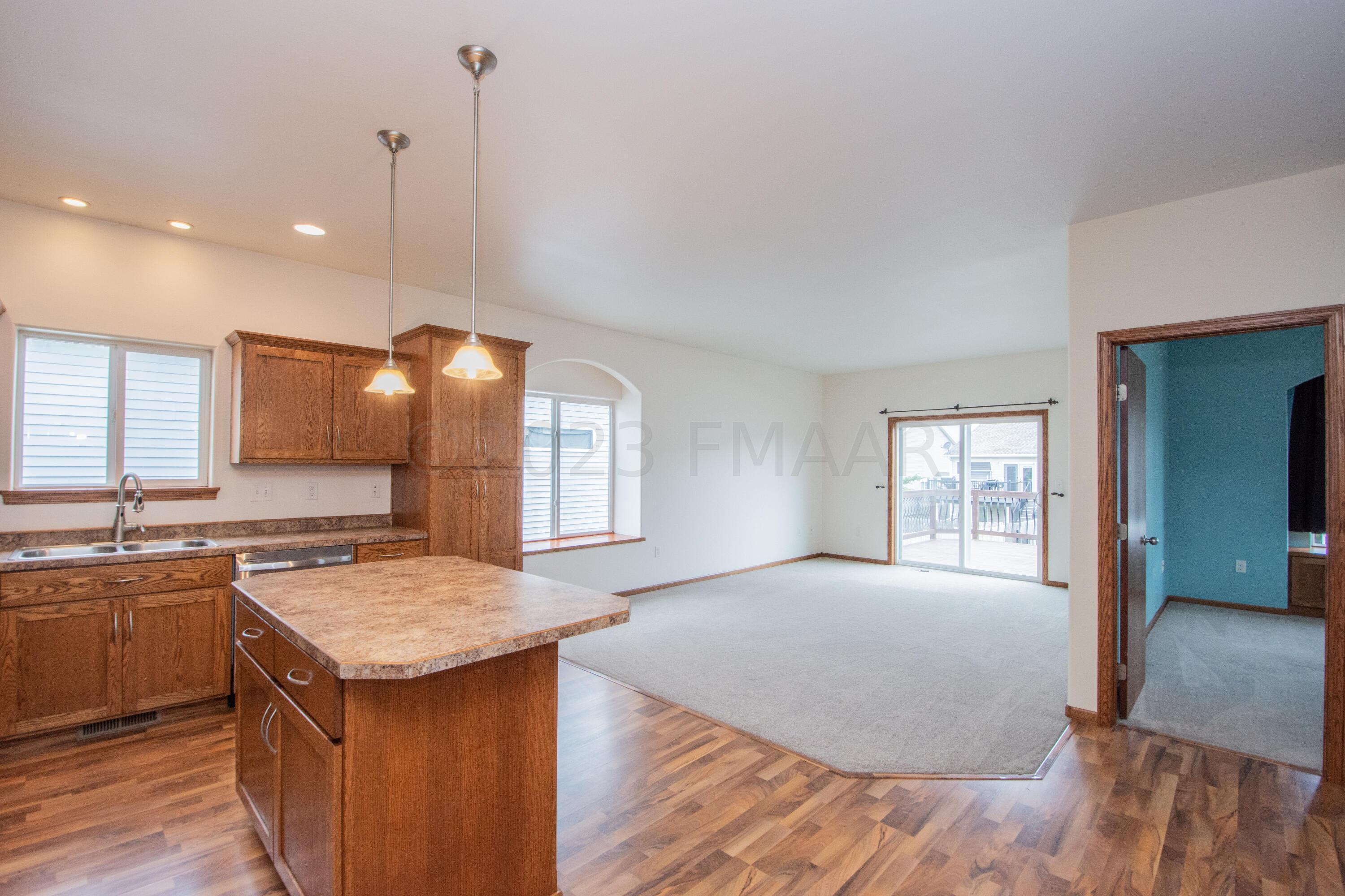 KITCHEN/LIVING ROOM