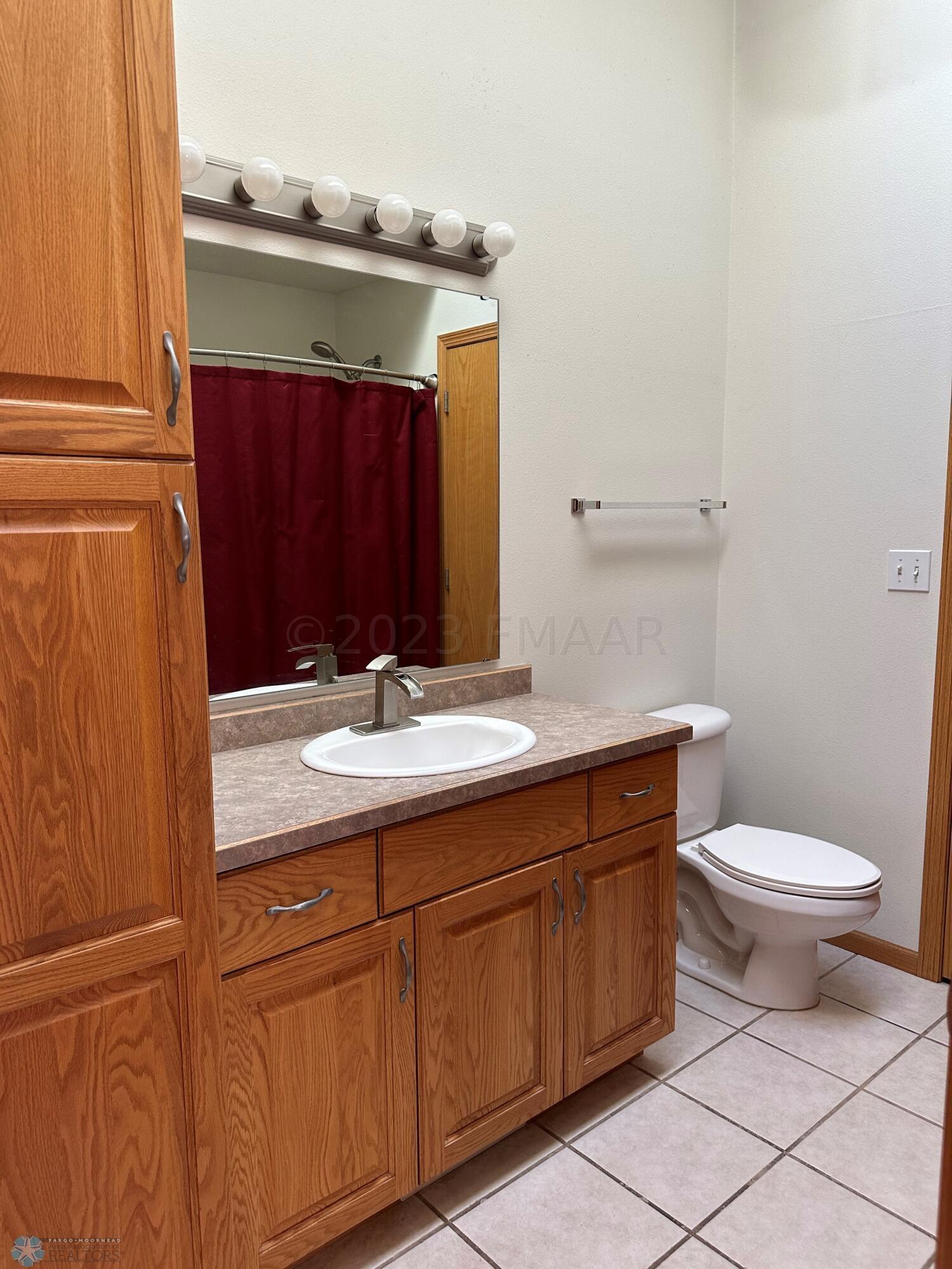 Main bath - Hollywood