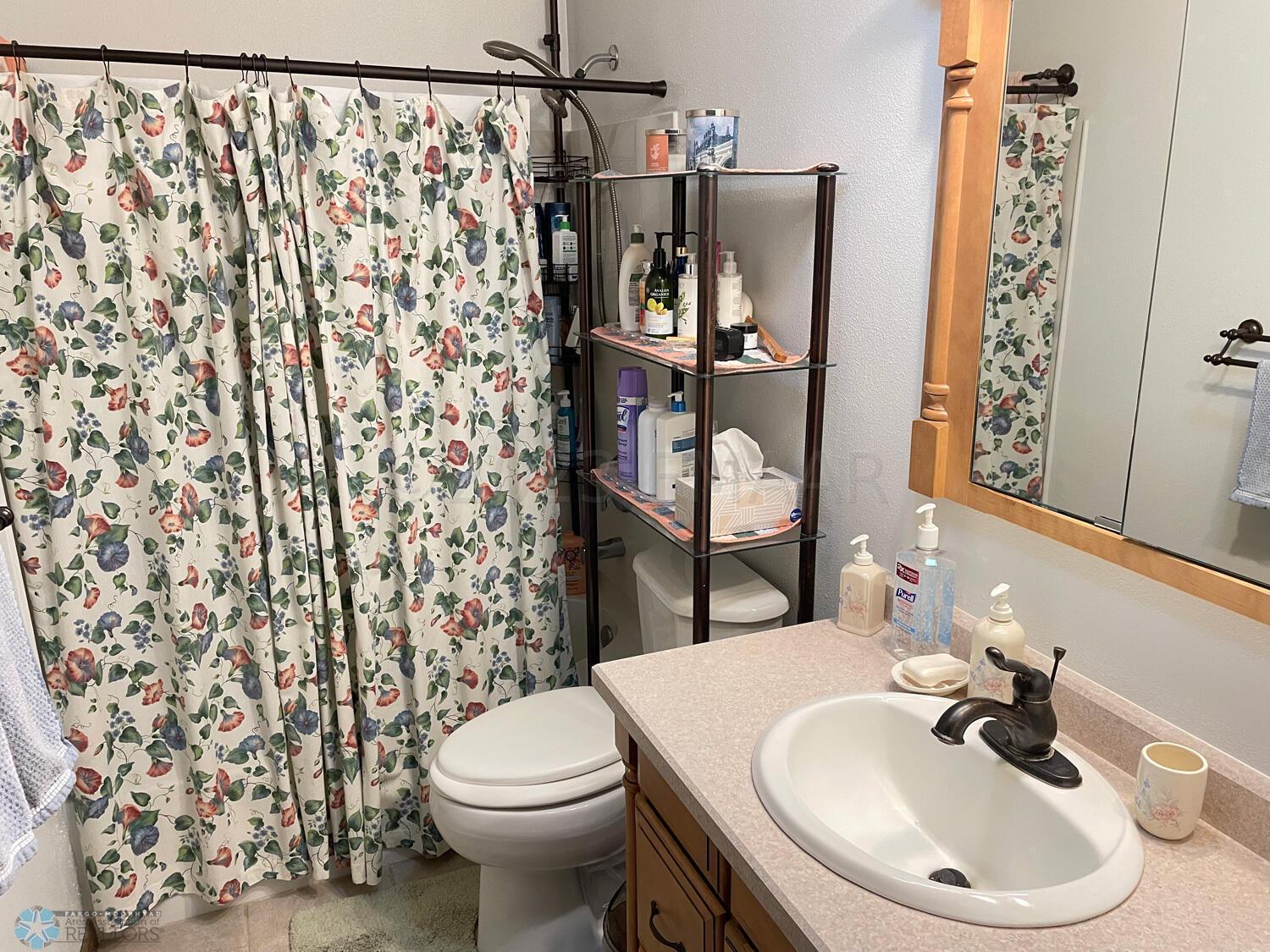 Remodeled-upper-level-full-bath-1