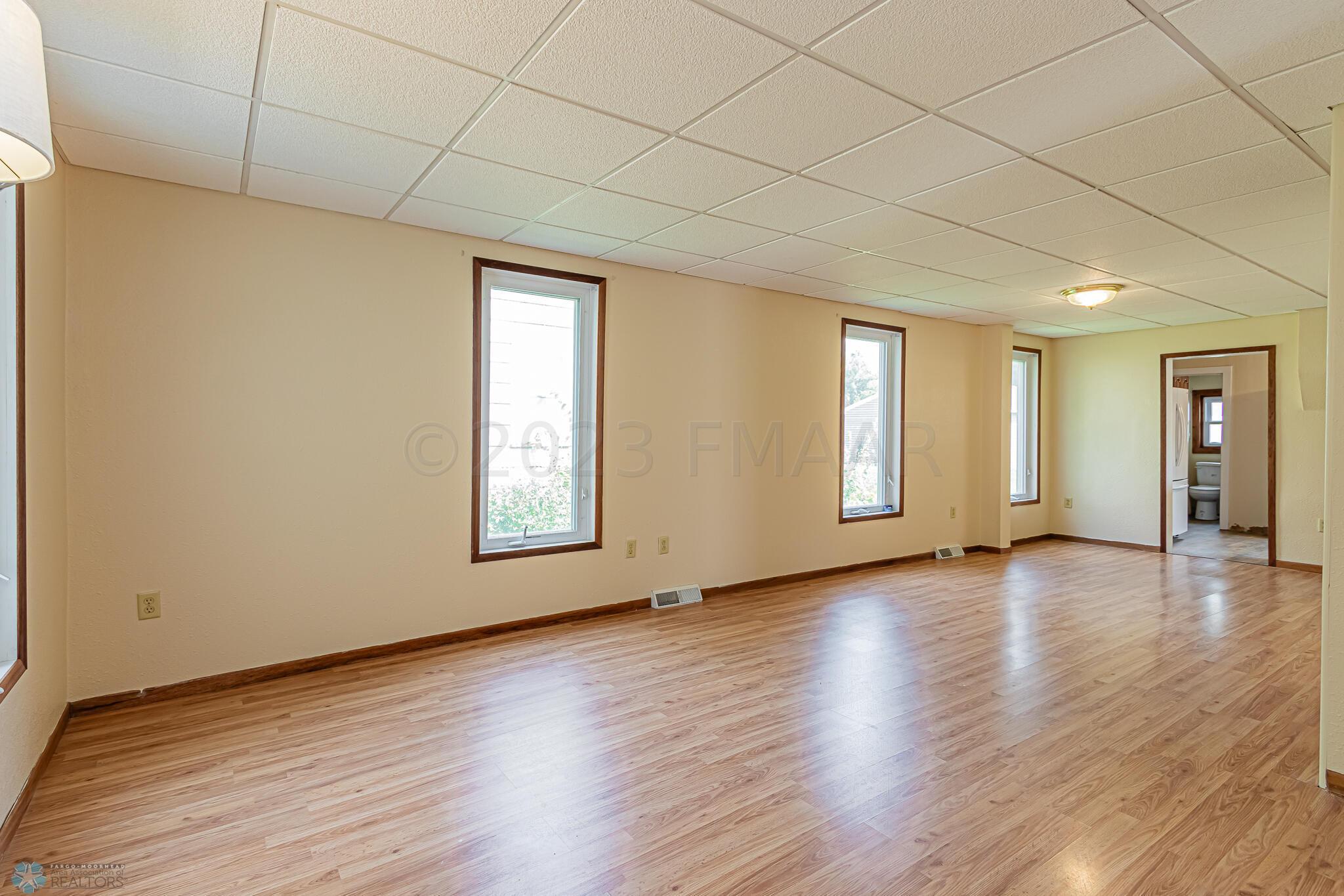 241 6th Ave N, Casselton, ND 58012-11