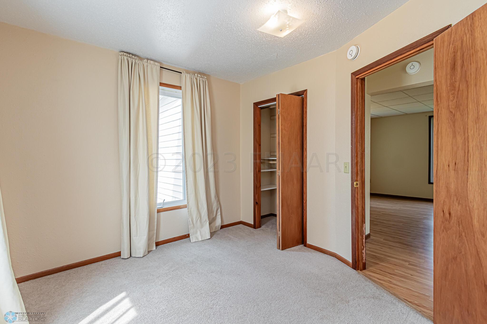 241 6th Ave N, Casselton, ND 58012-14