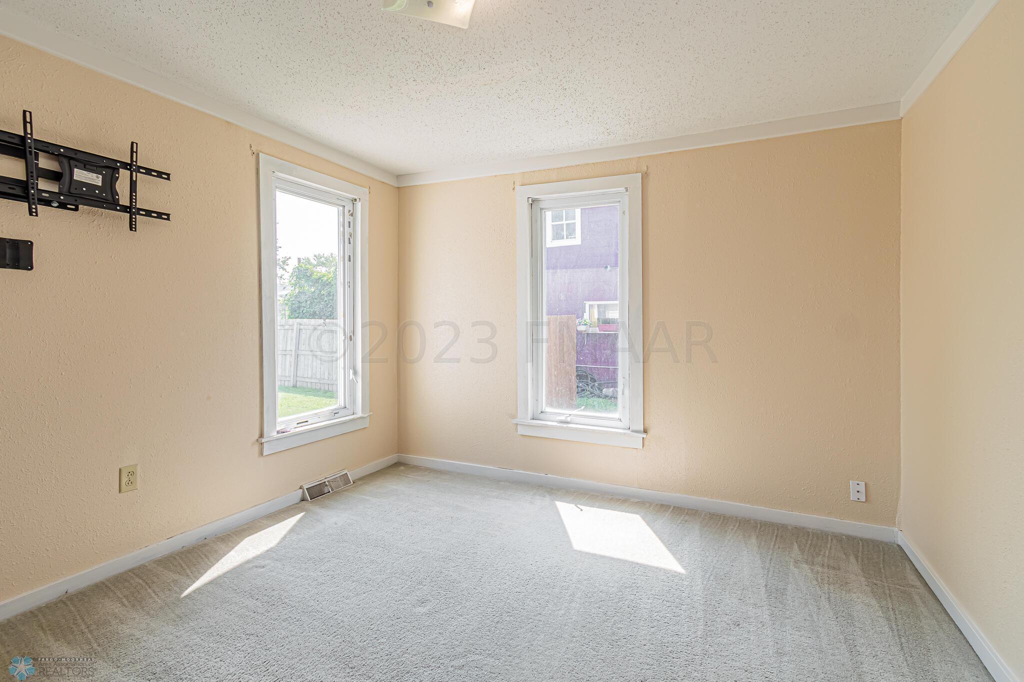 241 6th Ave N, Casselton, ND 58012-16