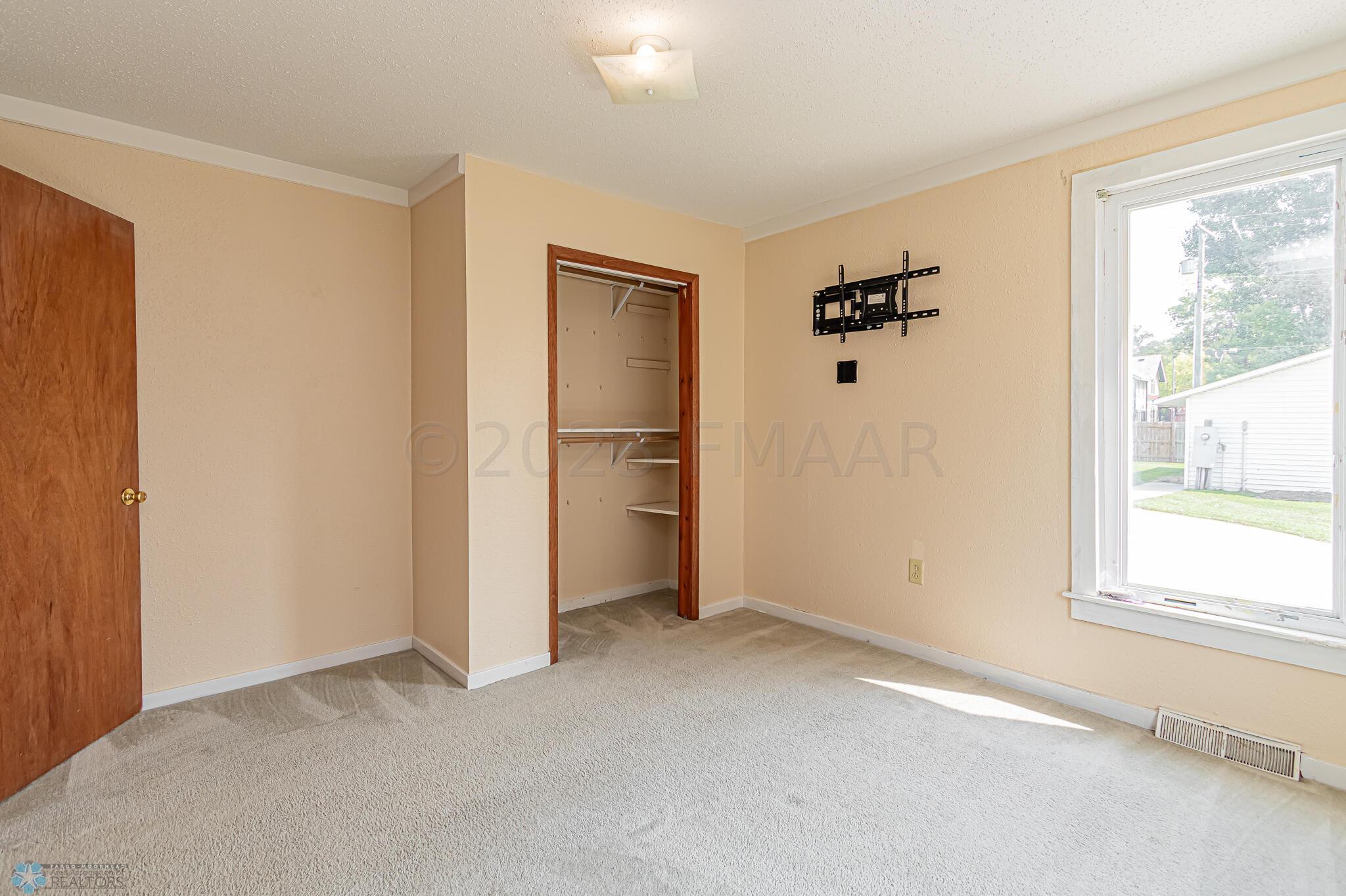 241 6th Ave N, Casselton, ND 58012-17