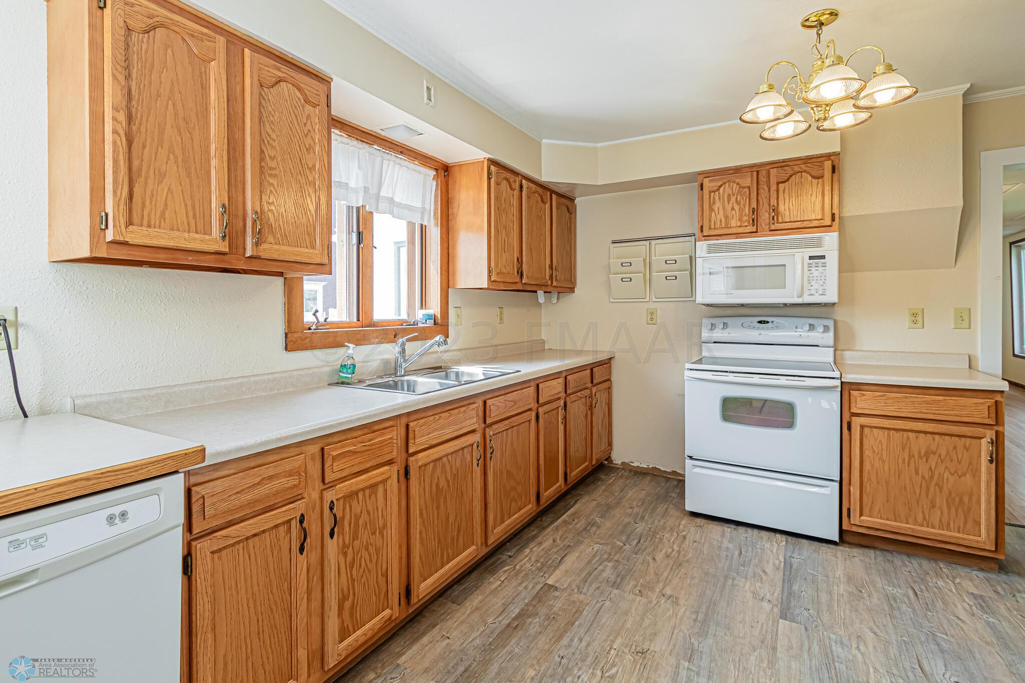 241 6th Ave N, Casselton, ND 58012-18