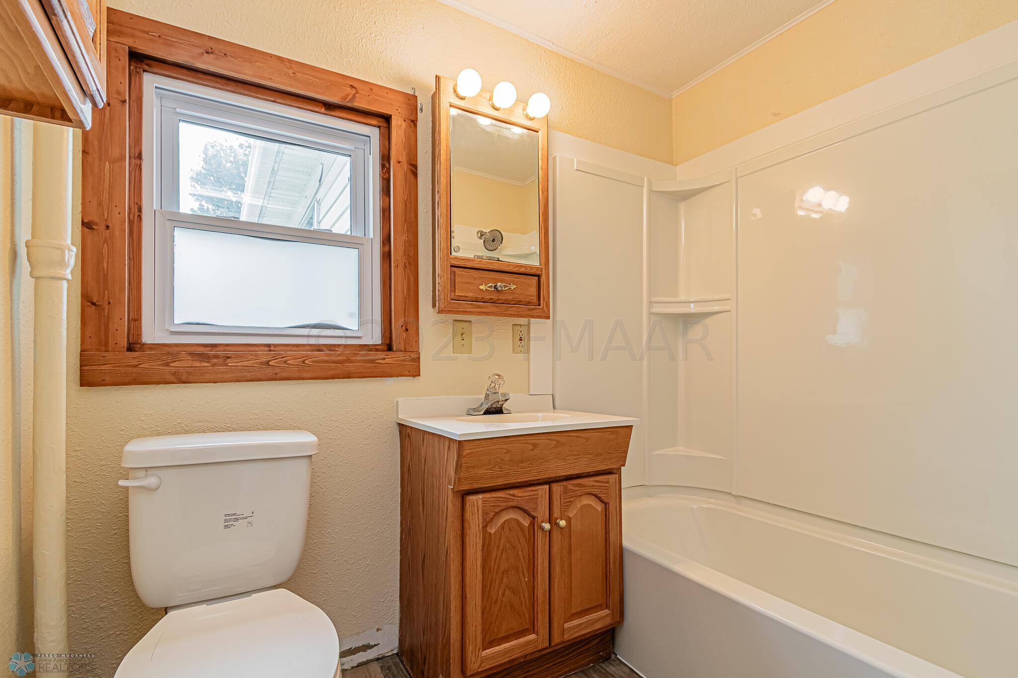 241 6th Ave N, Casselton, ND 58012-22