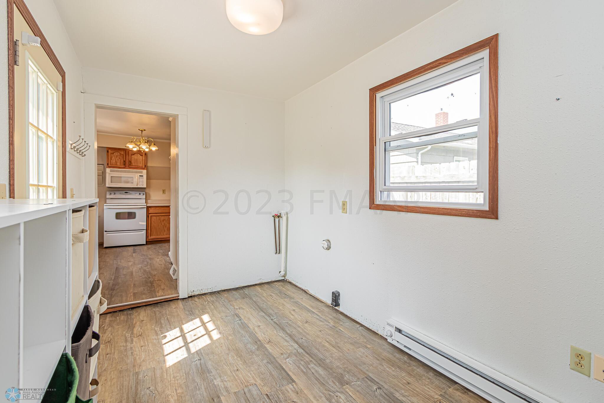241 6th Ave N, Casselton, ND 58012-24