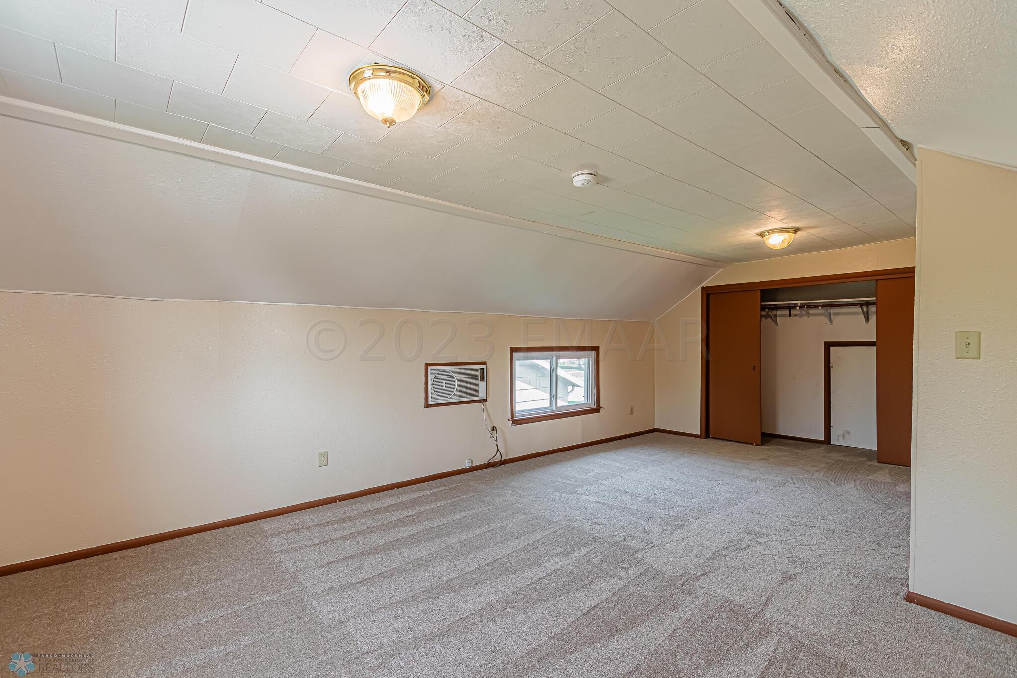 241 6th Ave N, Casselton, ND 58012-25
