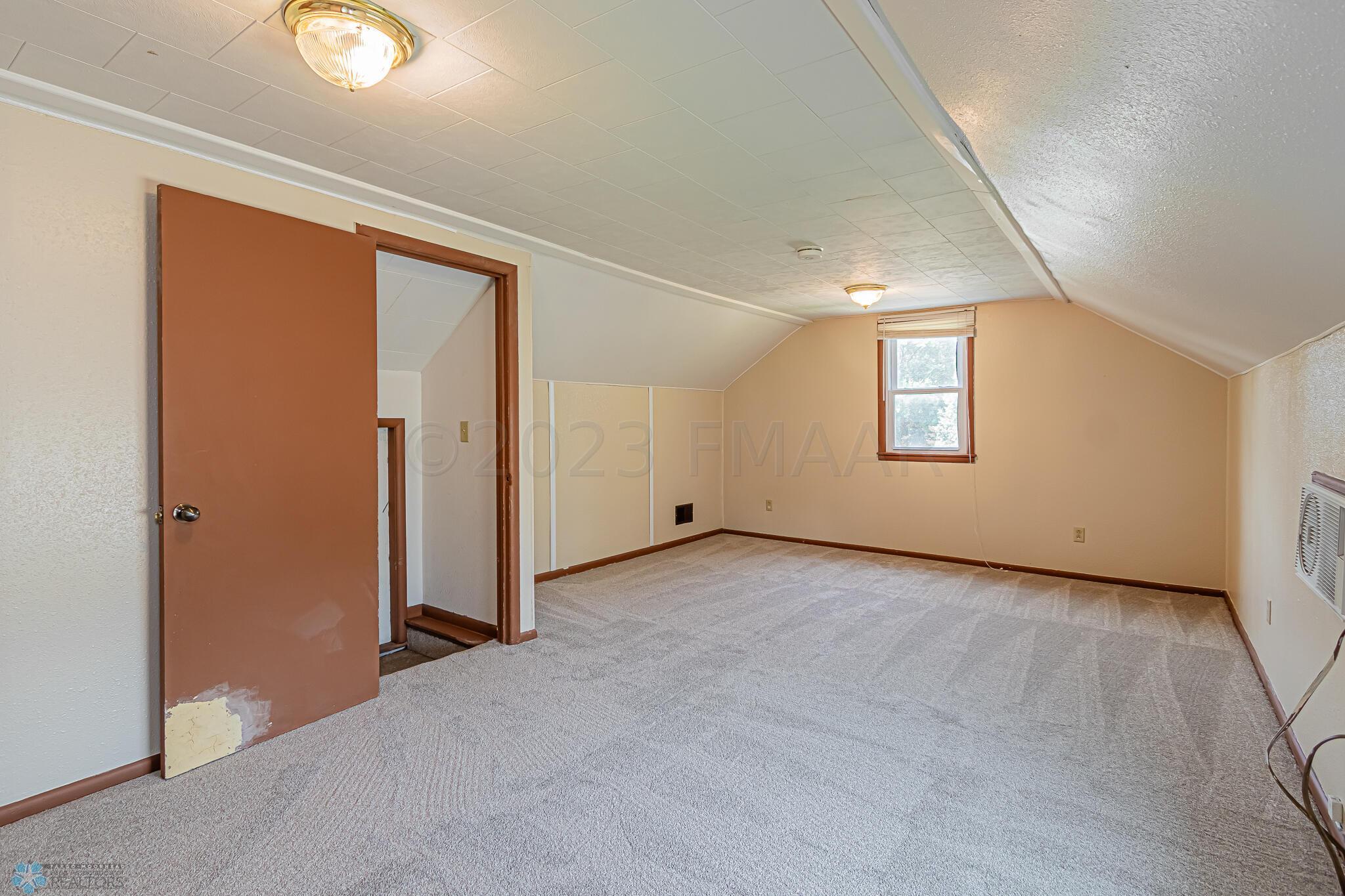 241 6th Ave N, Casselton, ND 58012-26