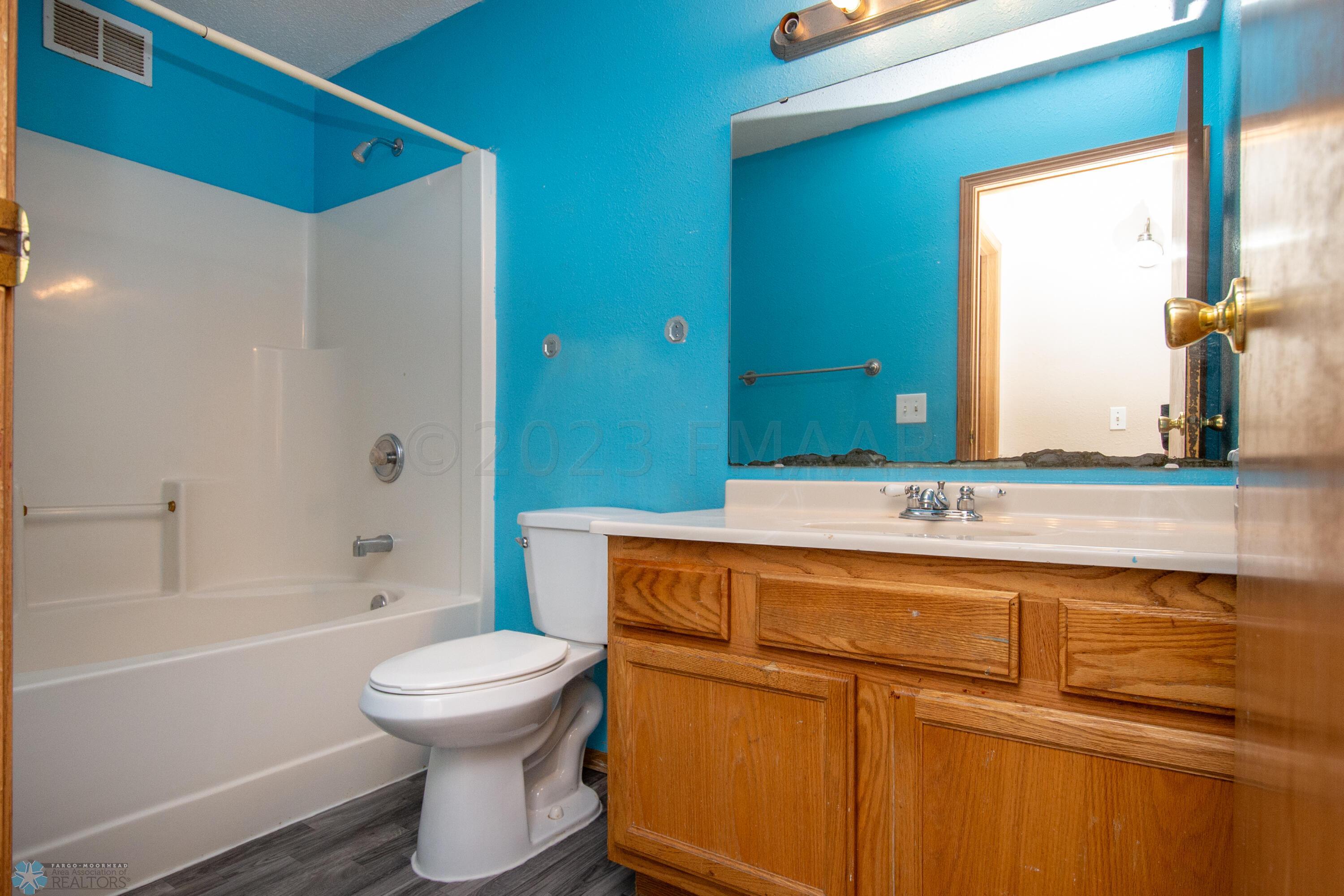 Upstairs Bathroom w/ Garden Tub